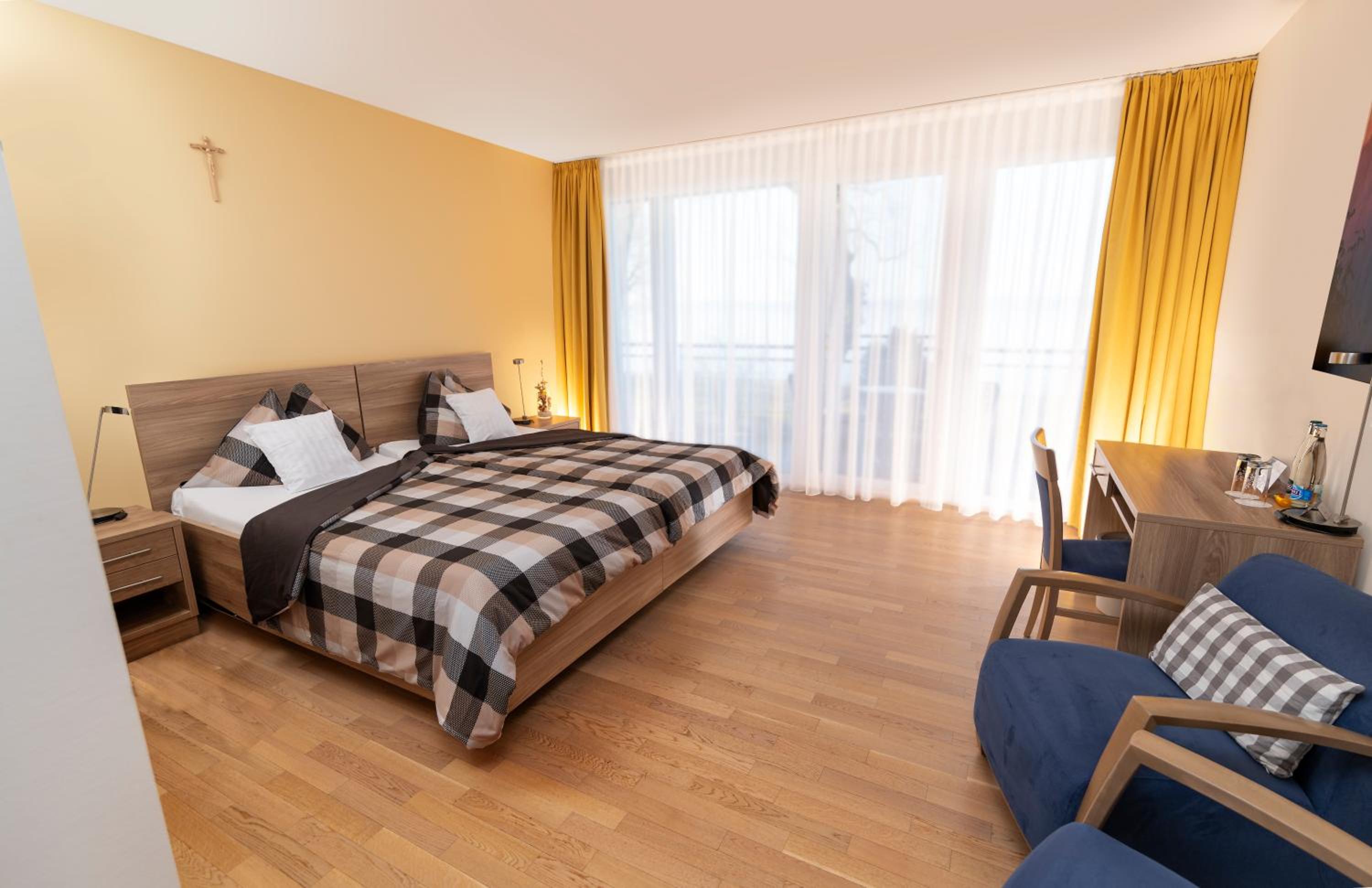 Double Room with Park View - Photo 3