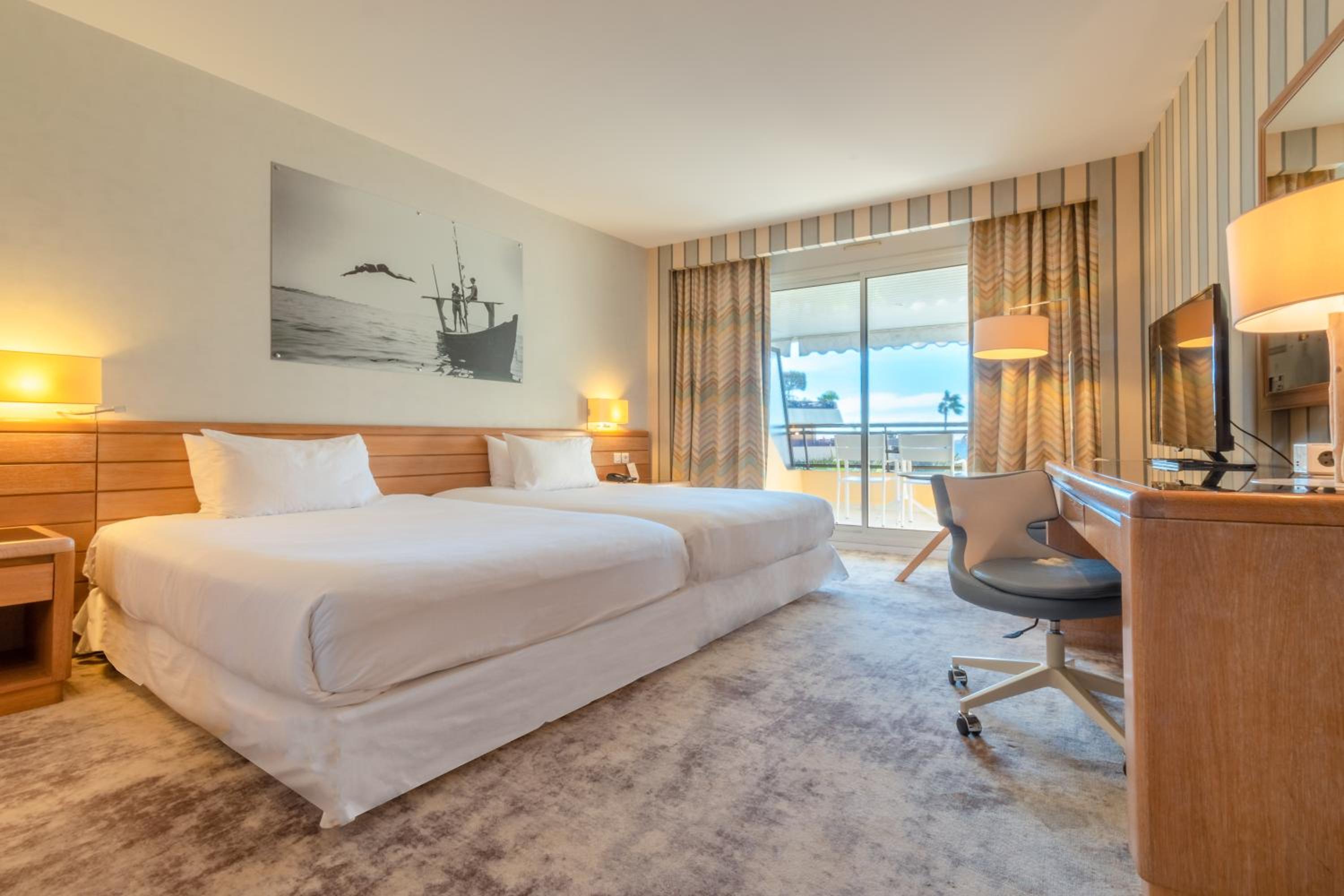 Premium Double Room with Two Double Beds, Balcony and Sea View - Photo 1