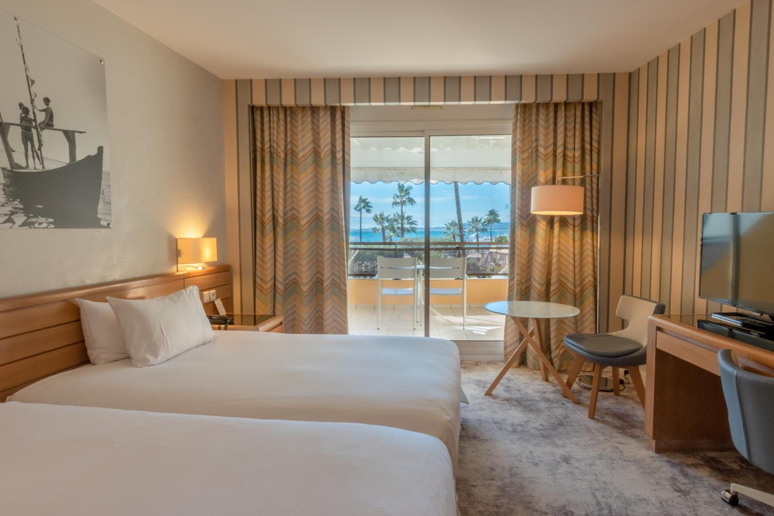 Premium Double Room with Two Double Beds, Balcony and Sea View - Photo 10