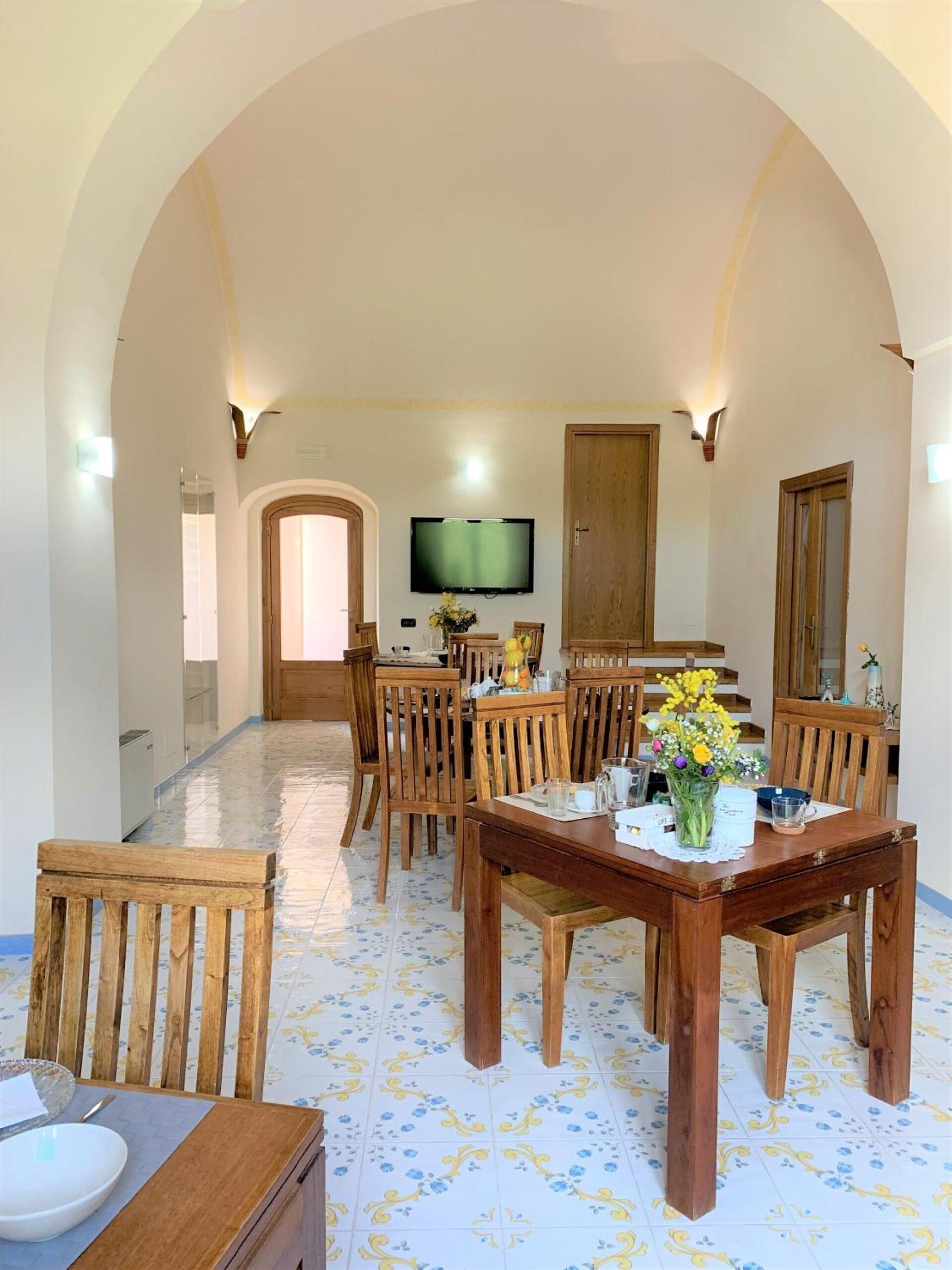 Double Room with Courtyard View - Photo 13
