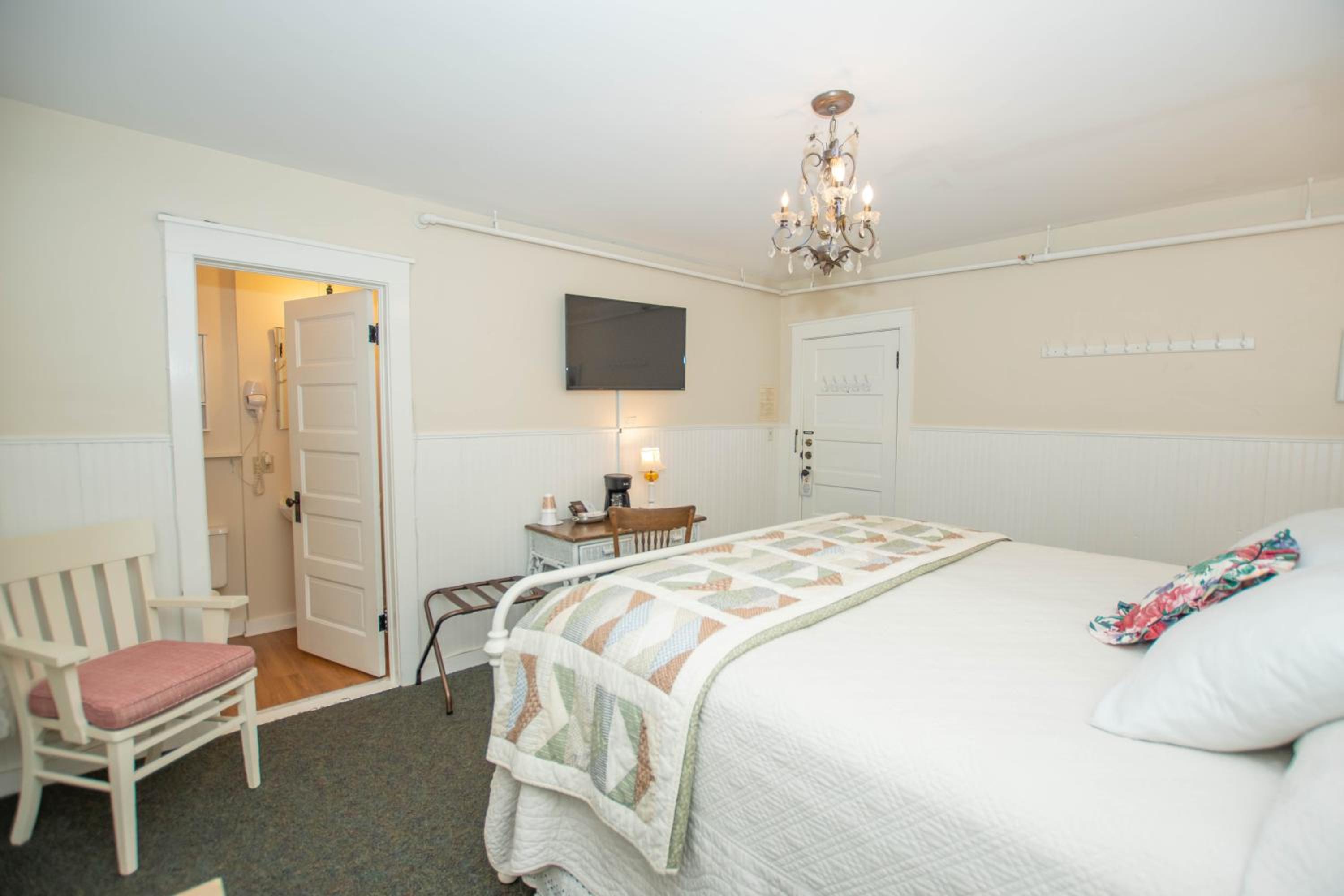 Standard King Room - Photo 7