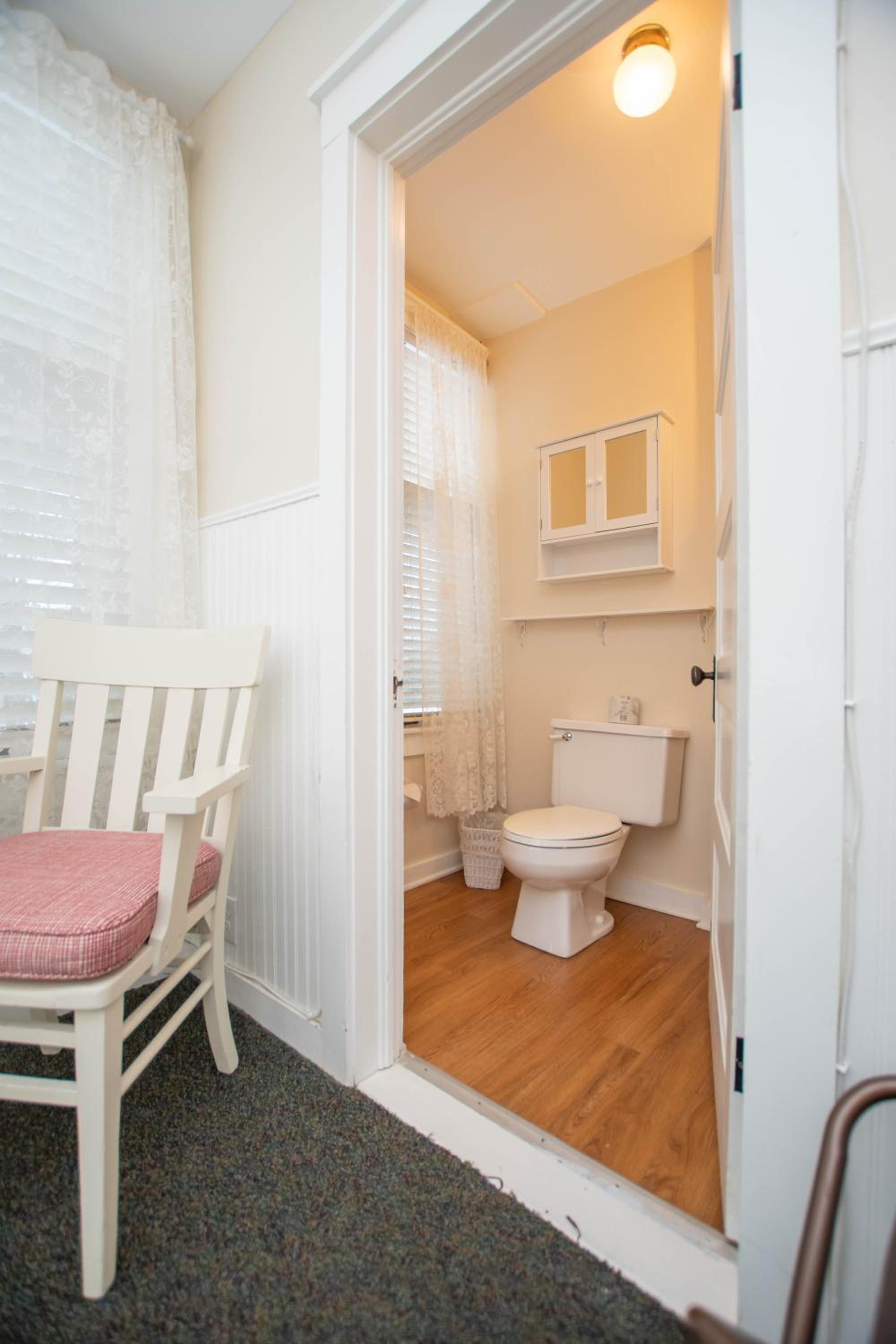 Standard King Room - Photo 10