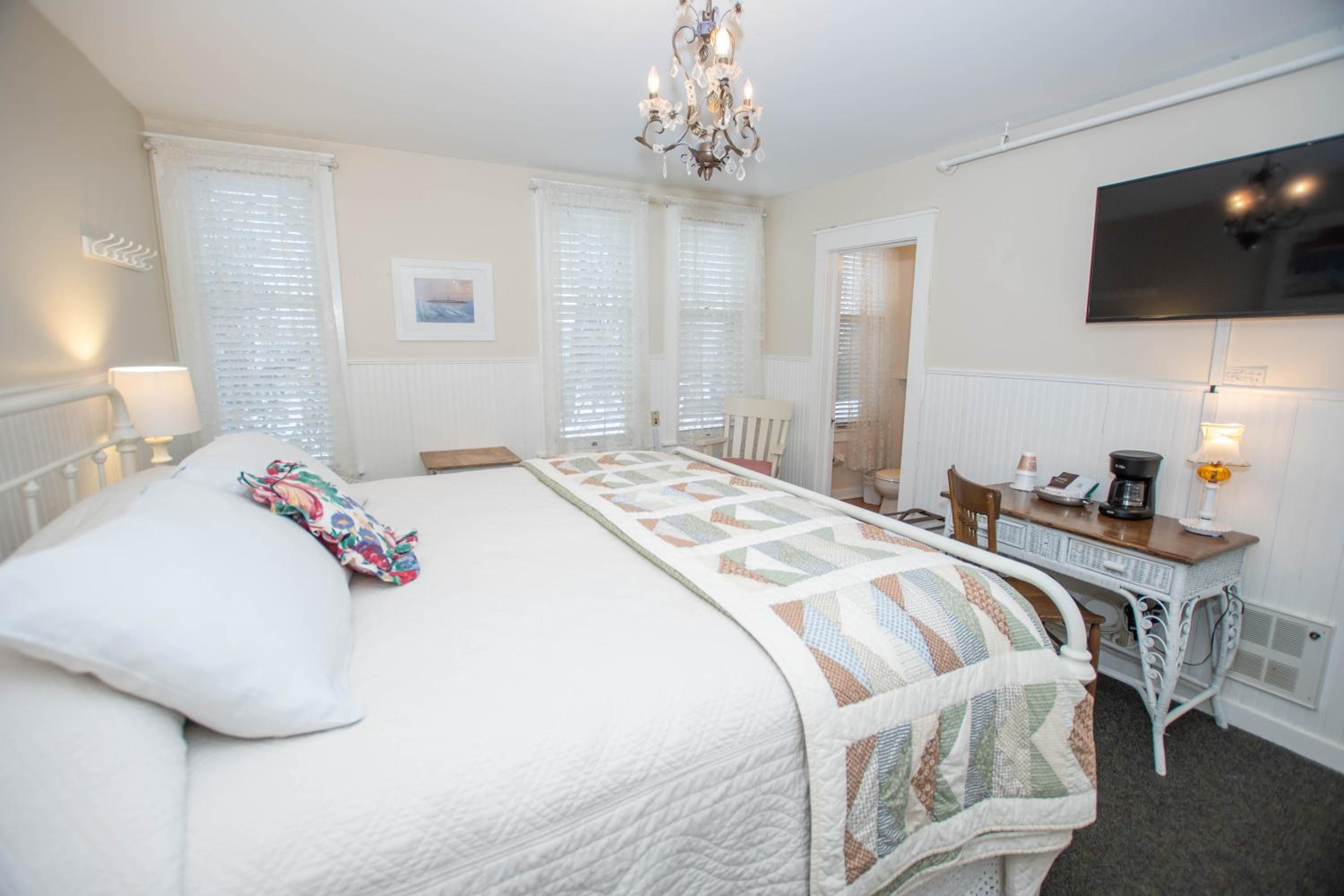 Standard King Room - Photo 8
