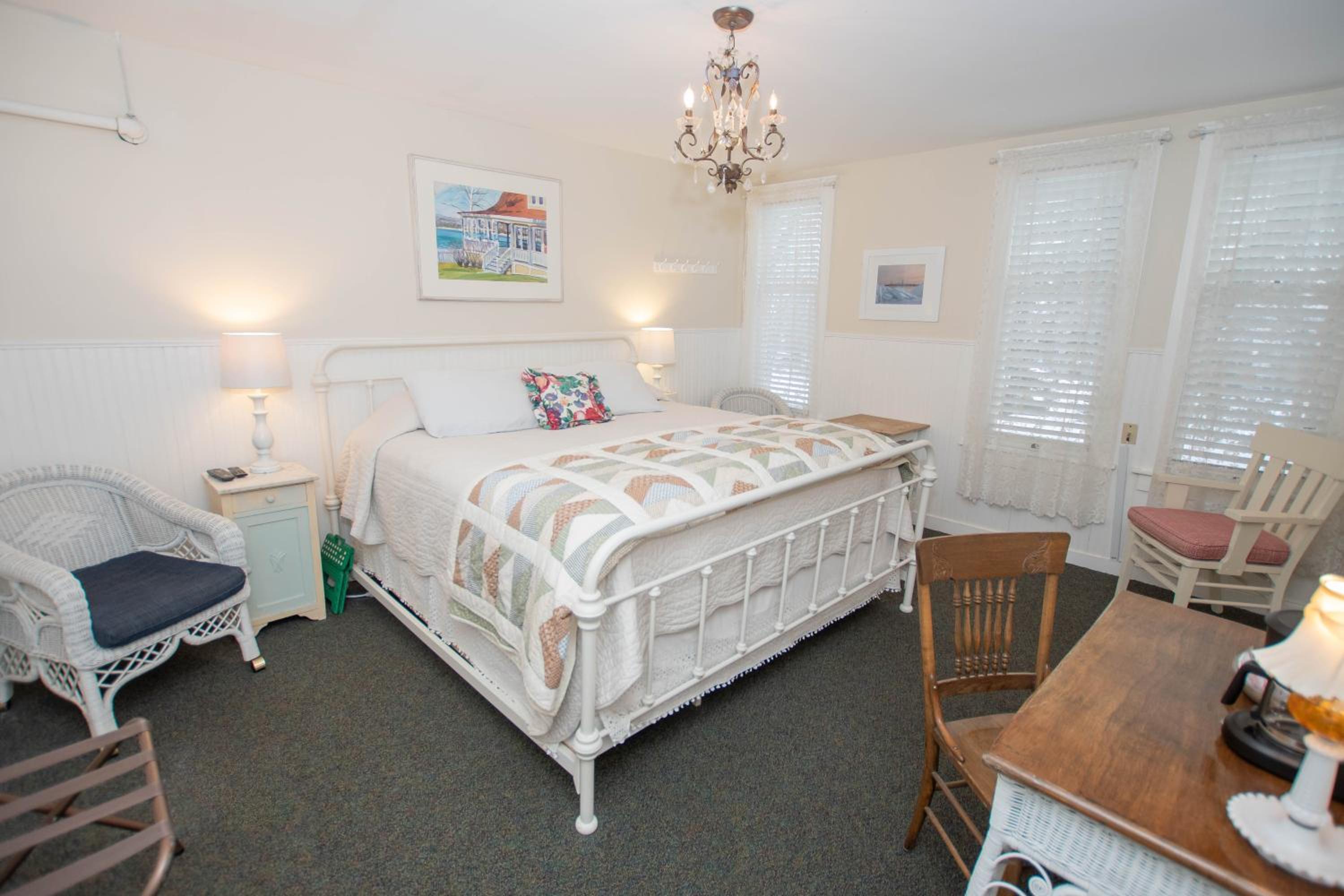 Standard King Room - Photo 9
