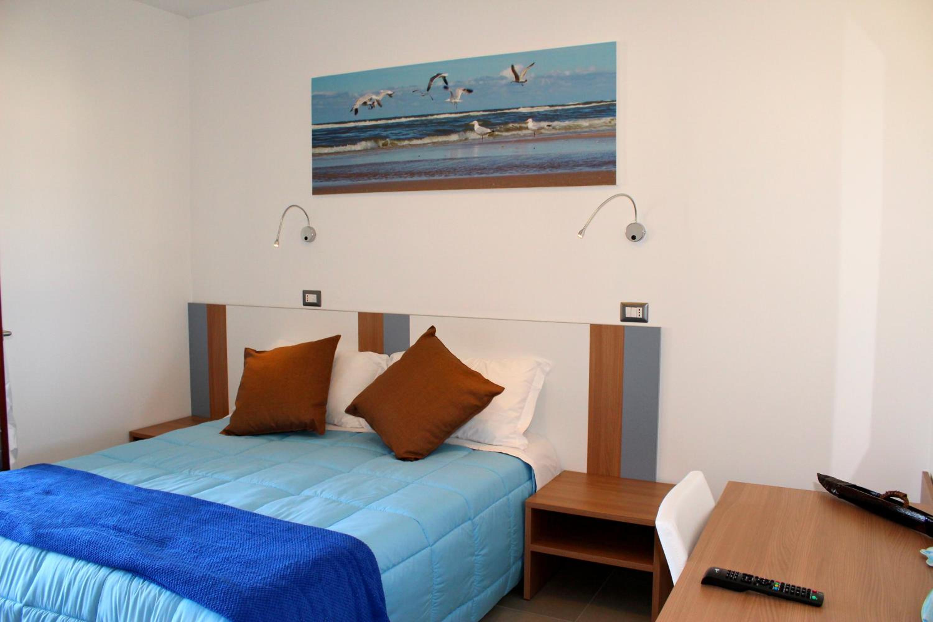 Double Room with Balcony and Sea View - Photo 3