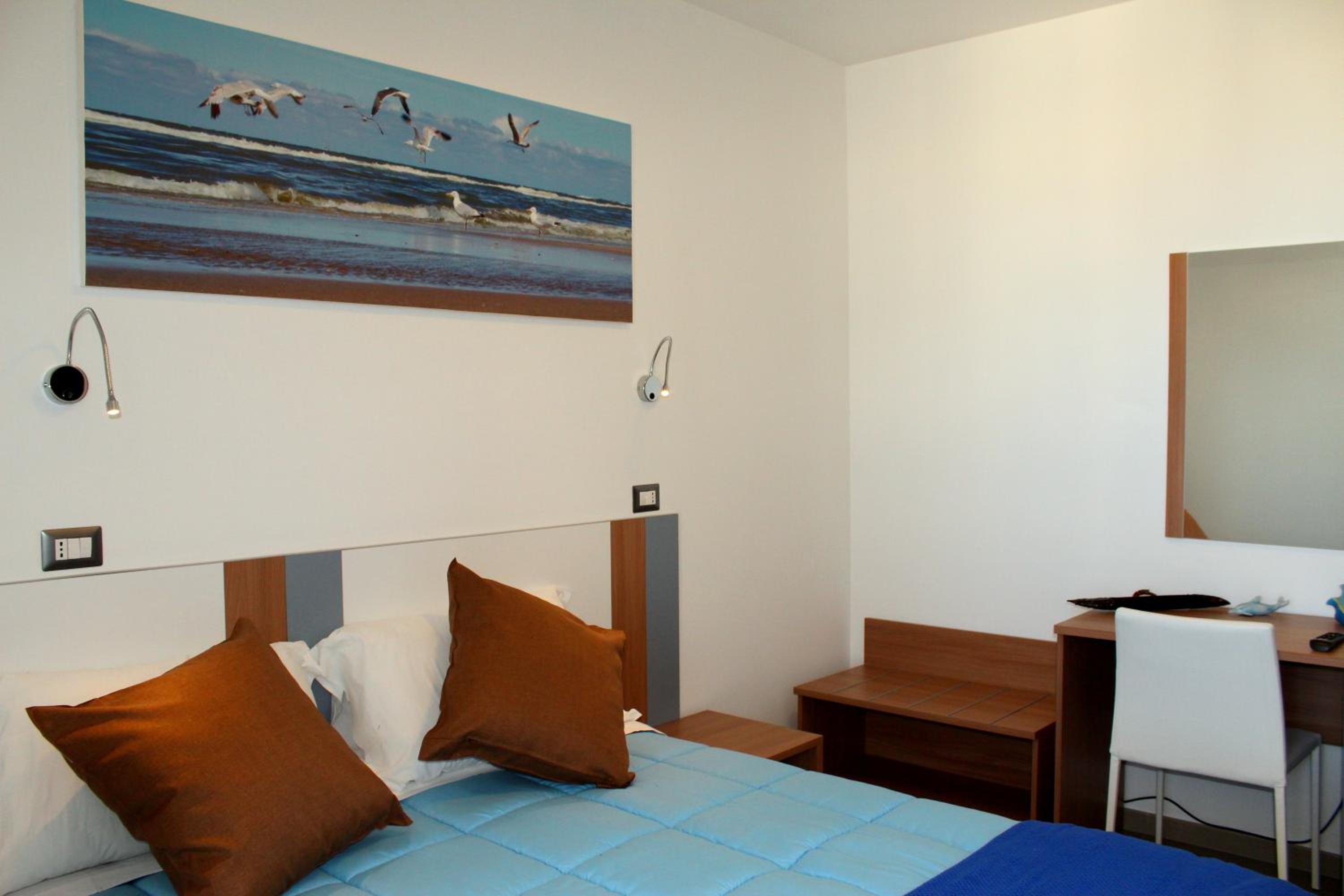 Double Room with Balcony and Sea View - Photo 9