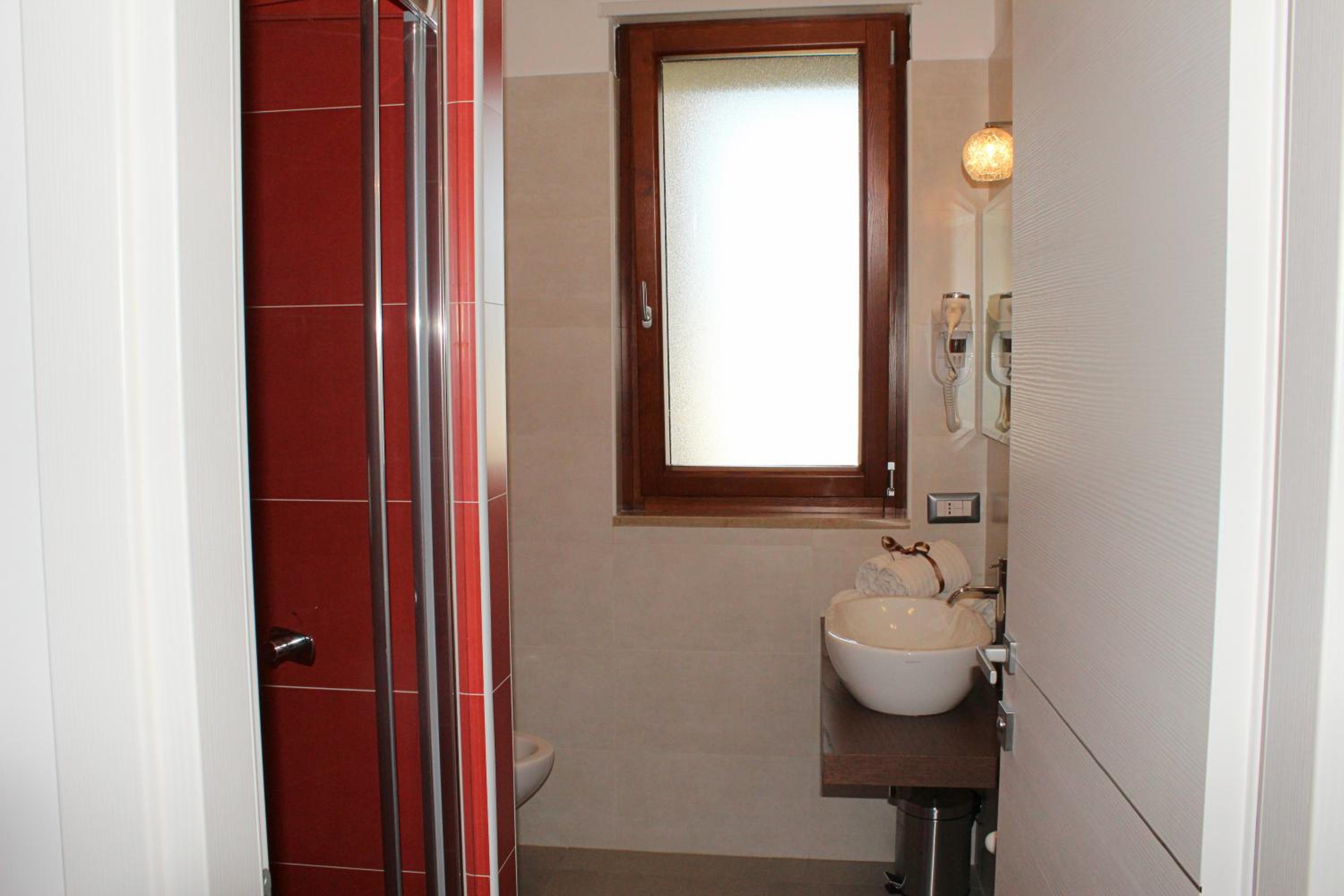 Double Room with Balcony and Sea View - Photo 13