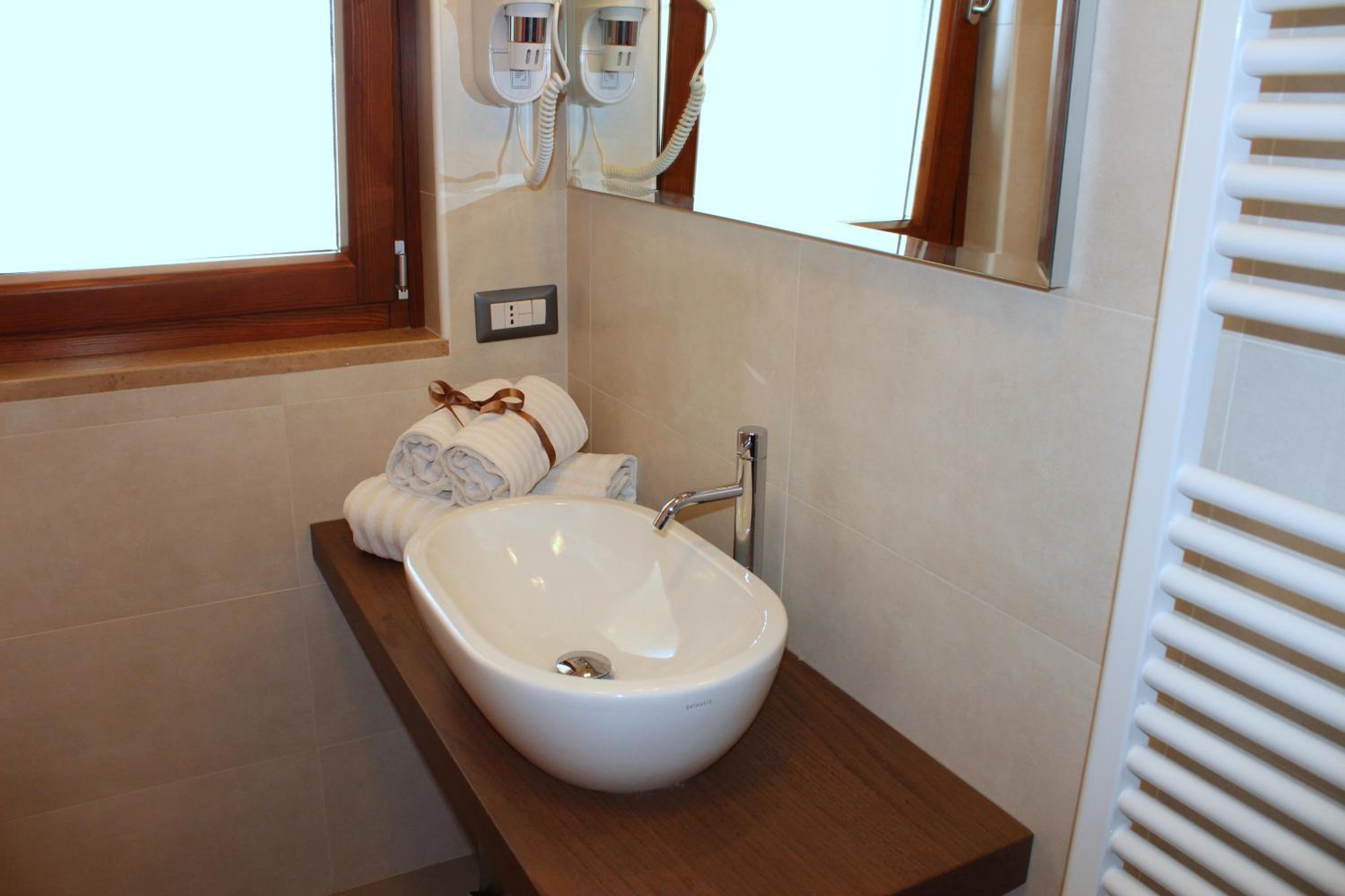 Double Room with Balcony and Sea View - Photo 14