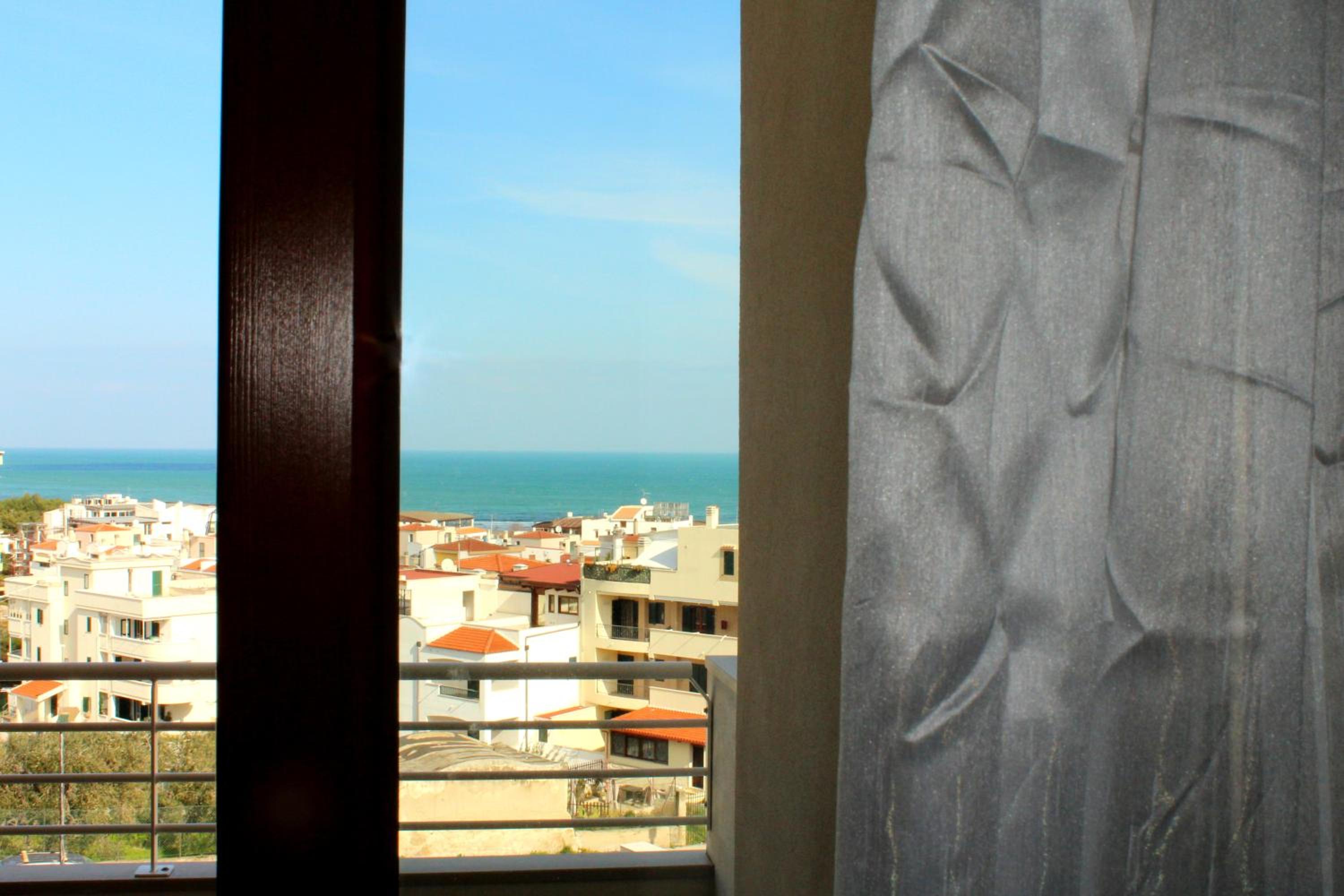 Double Room with Balcony and Sea View - Photo 18