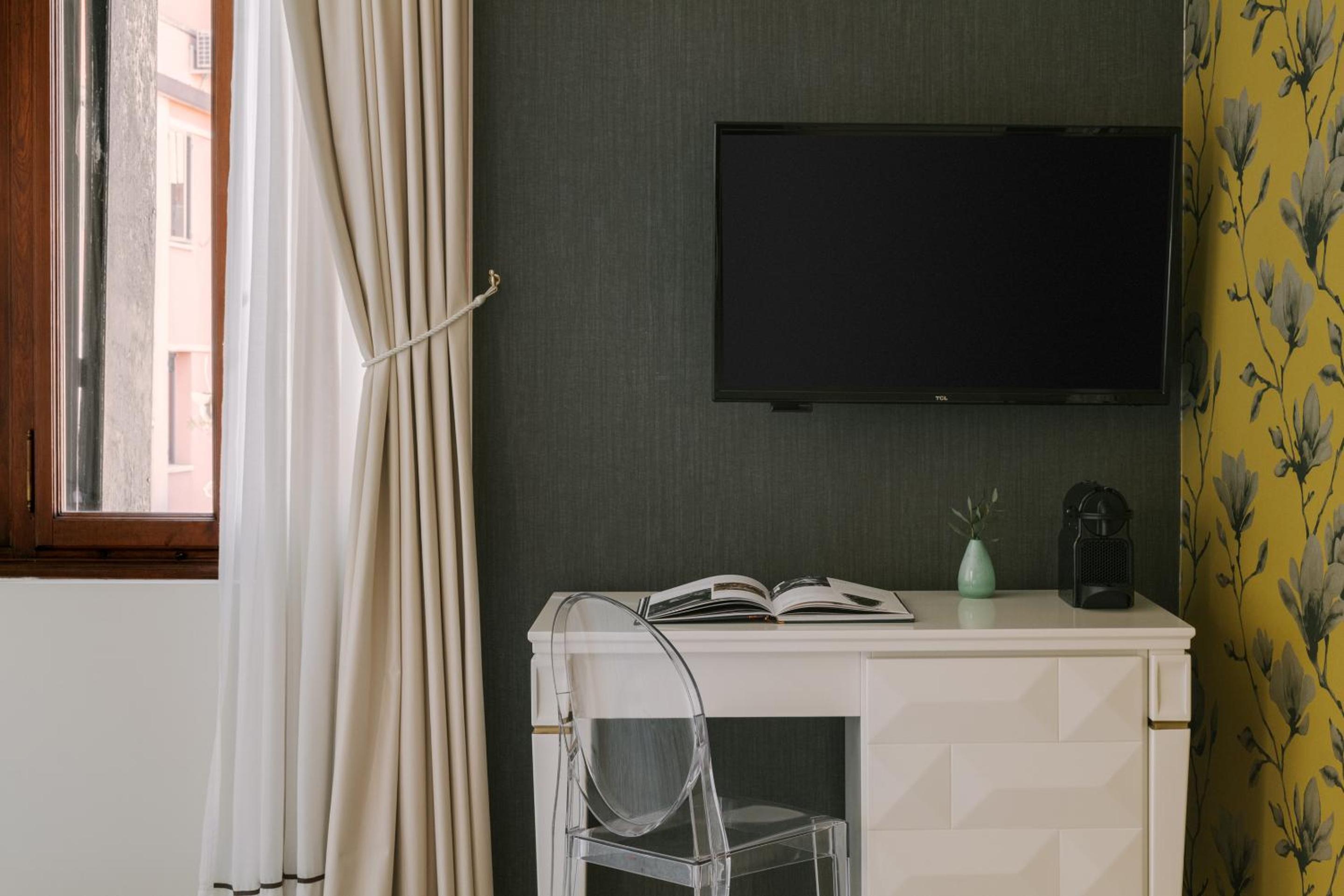 Deluxe Room thumbnail 5