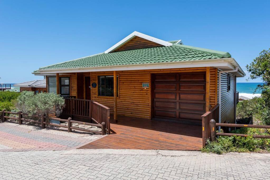 Three-Bedroom House photo 3