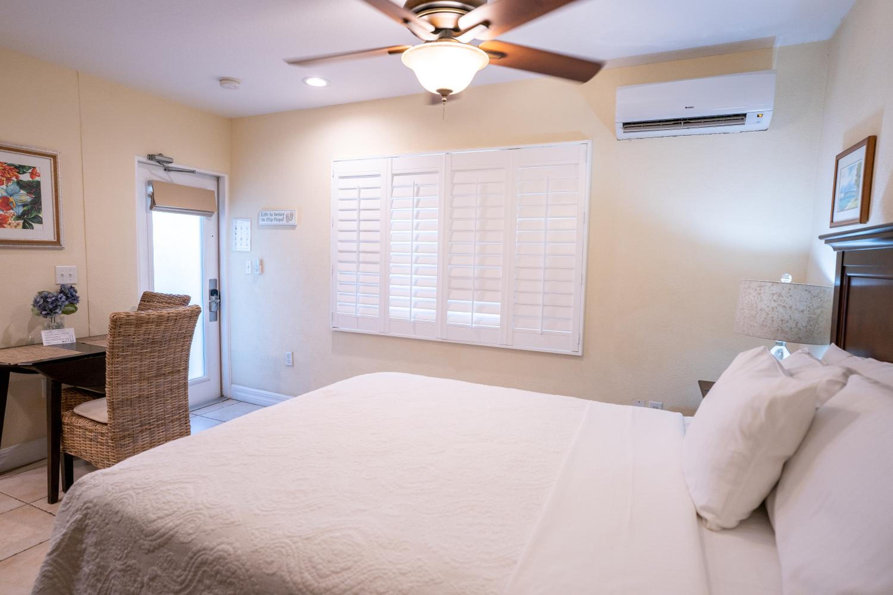 Queen Studio Unit 102 photo 2