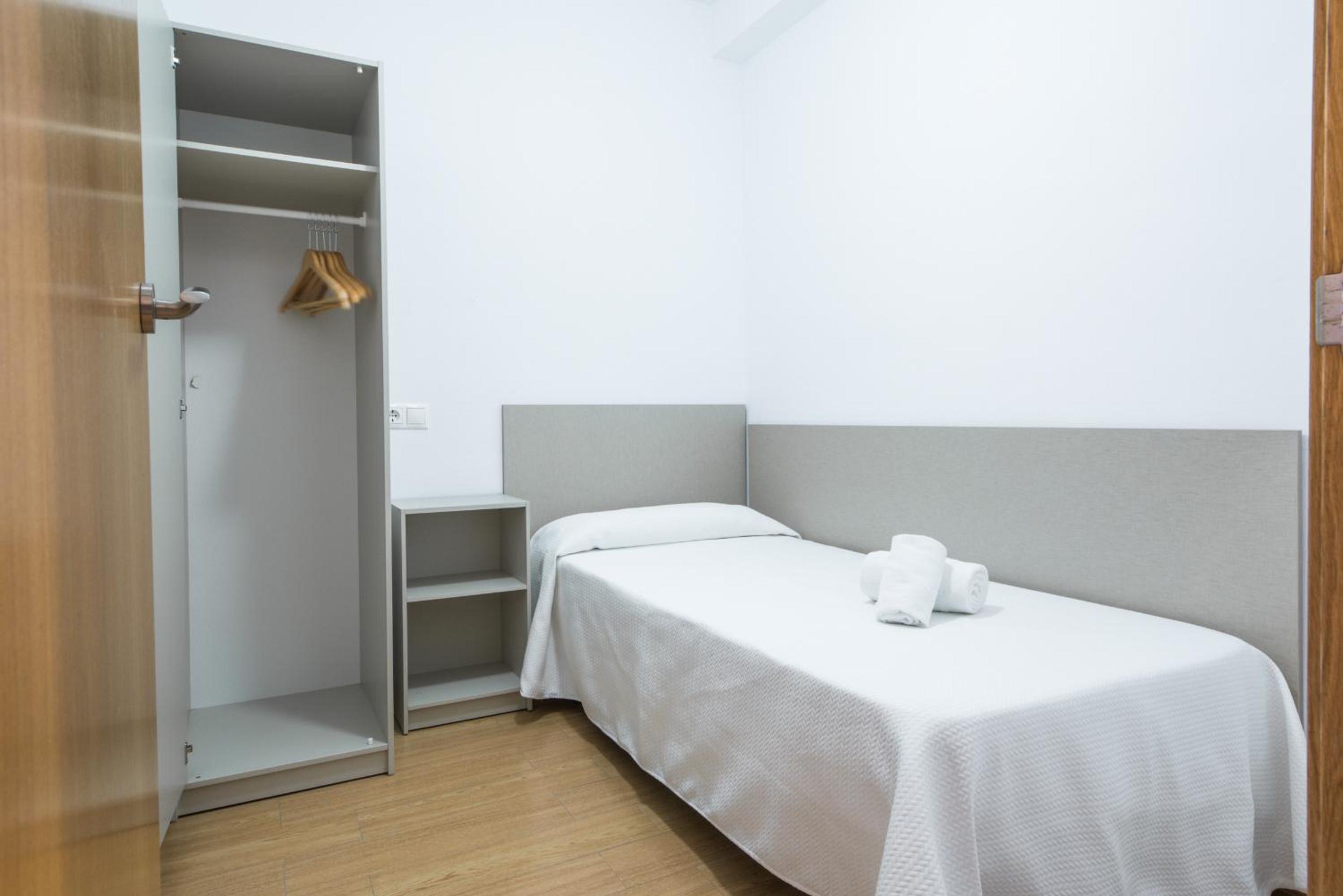 Apartamento familiar con 1 habitación con 3 camas individuales y vistas al mar.