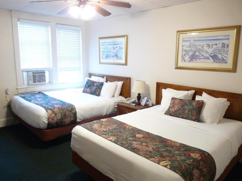 Queen Room With Two Queen Beds - Photo 1
