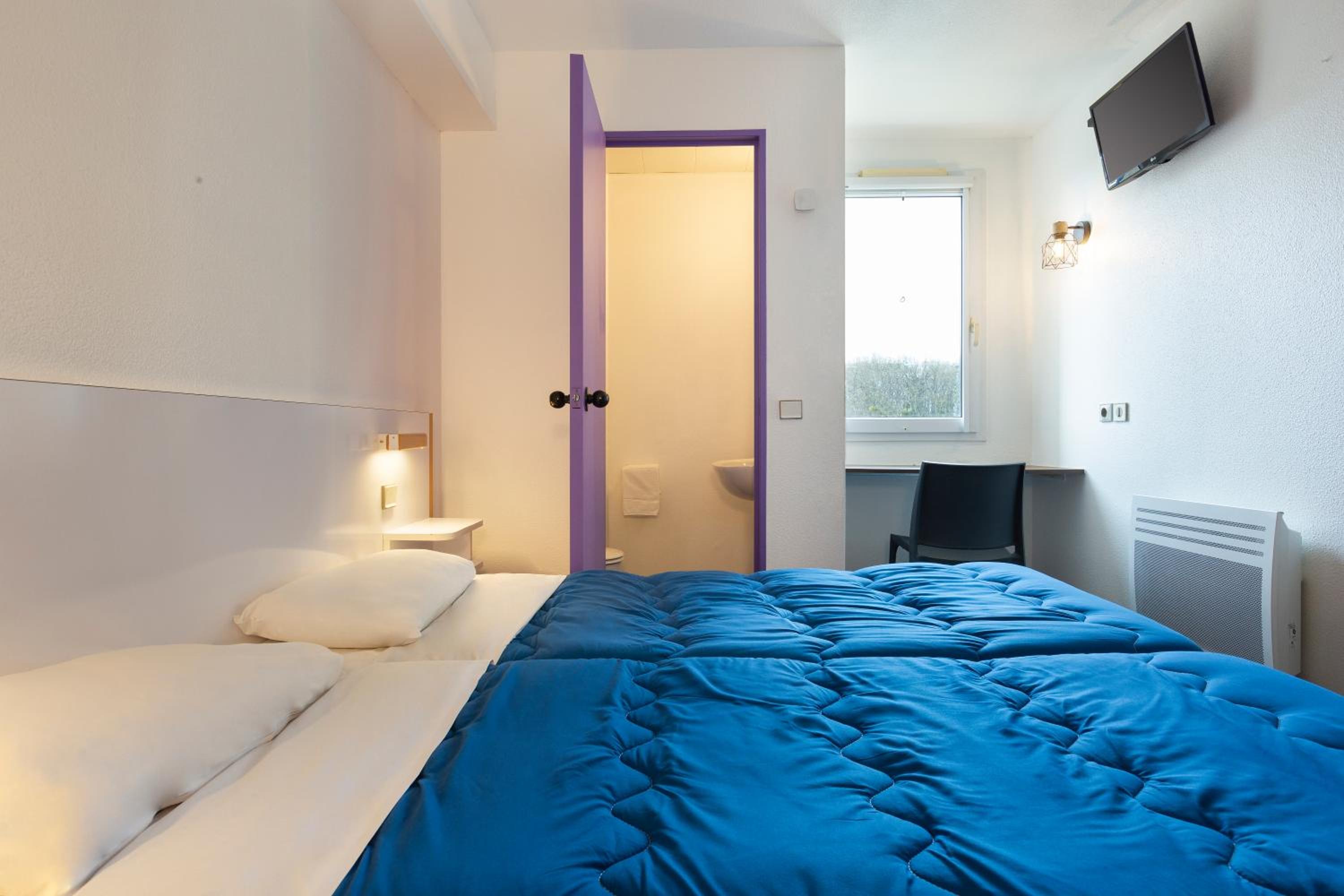 Twin Room (with shared shower cabin)
