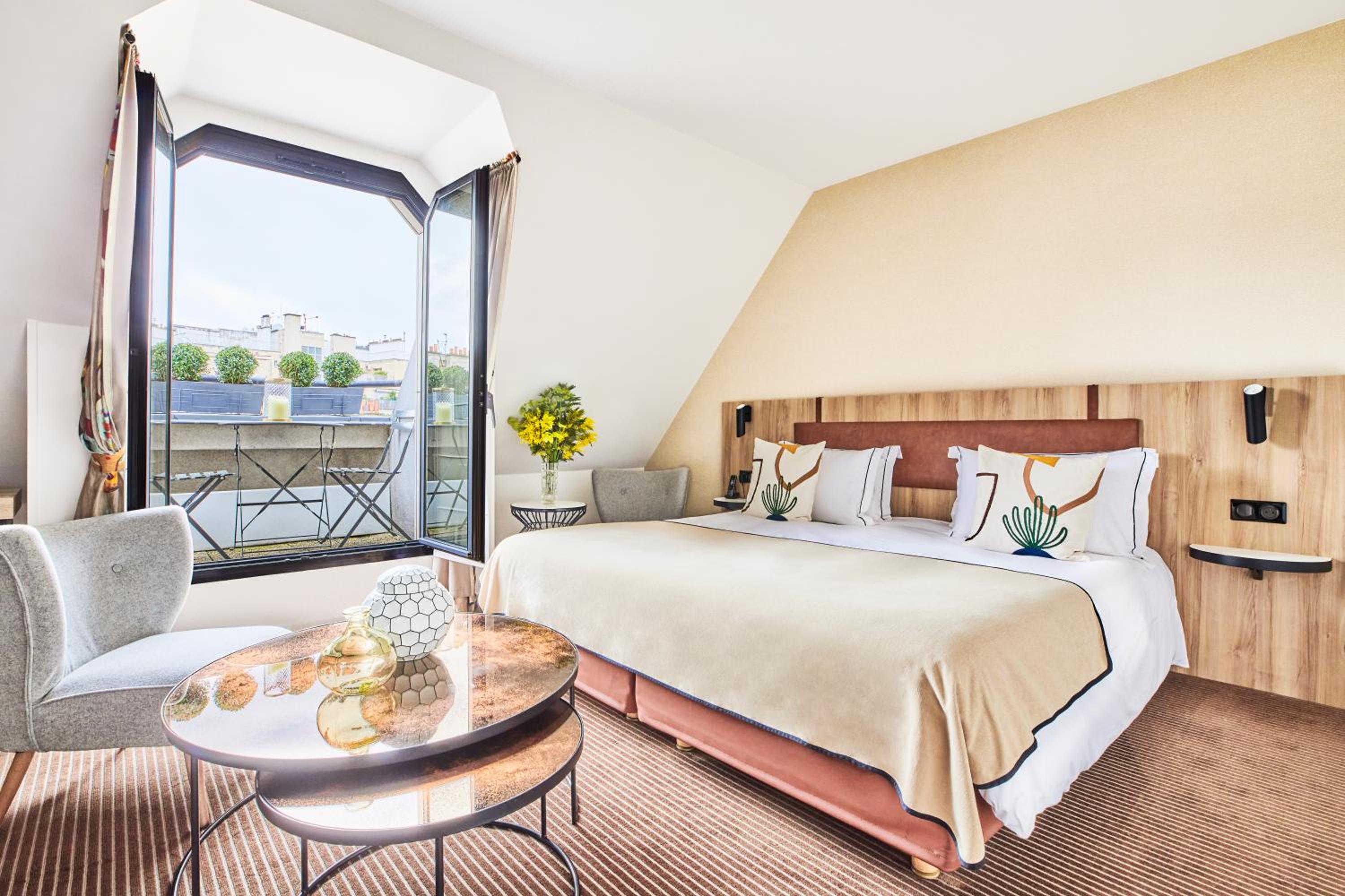 Junior Suite with Eiffel Tower View