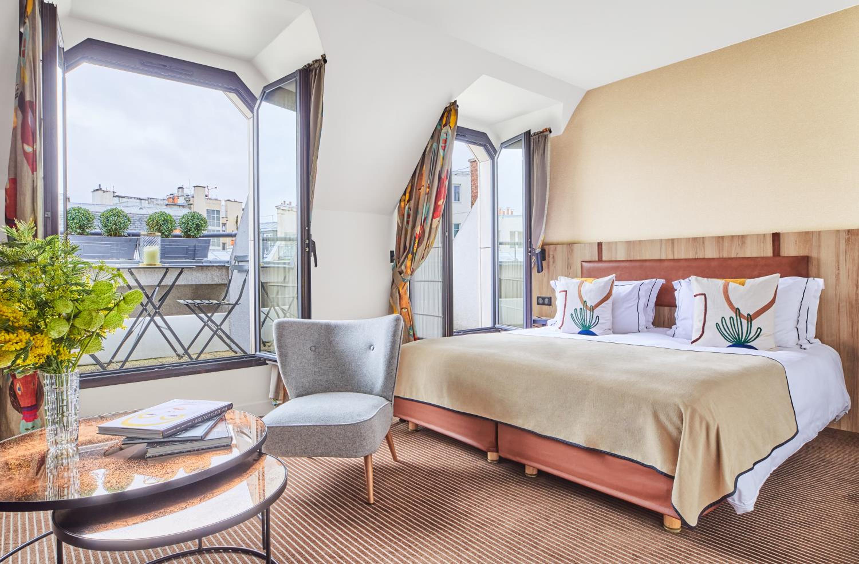 Junior Suite with Eiffel Tower View