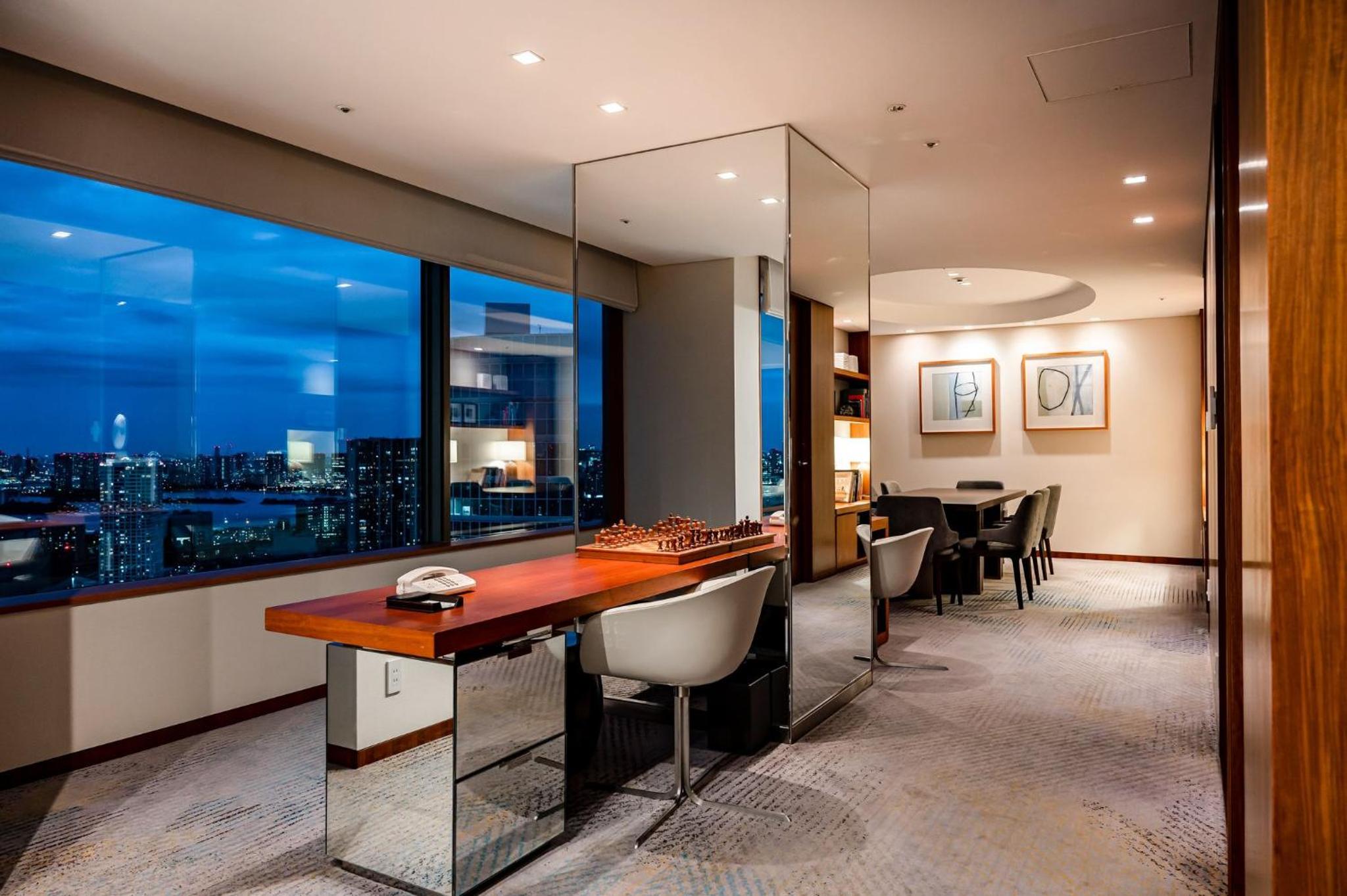 The Peak Suite - Club Lounge Access thumbnail 6