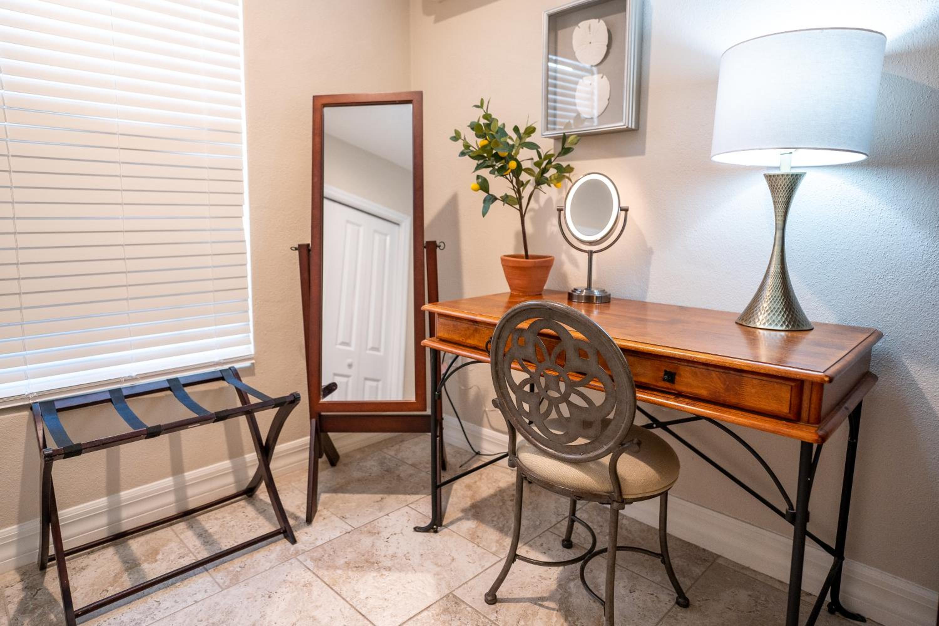 Deluxe Suite Unit 107 photo 2