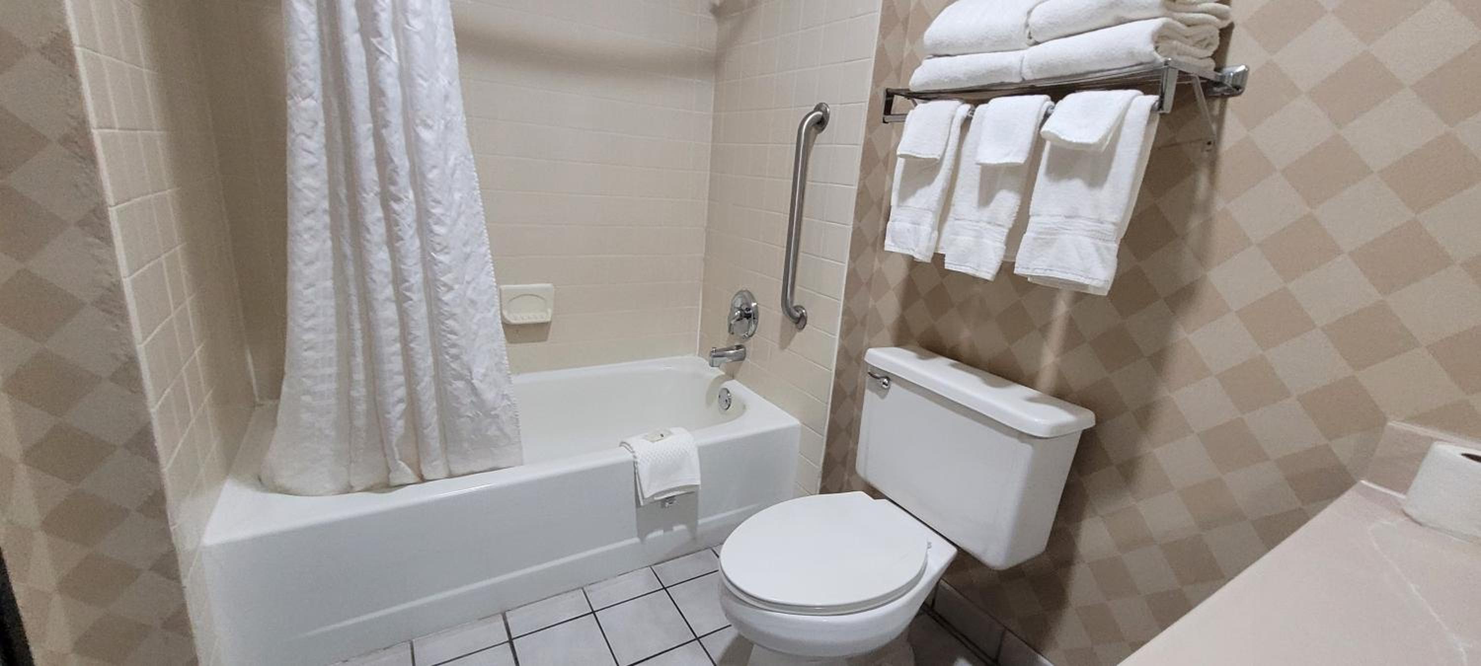 Queen Room with Two Queen Beds and Wet Bar - Non-Smoking photo 2