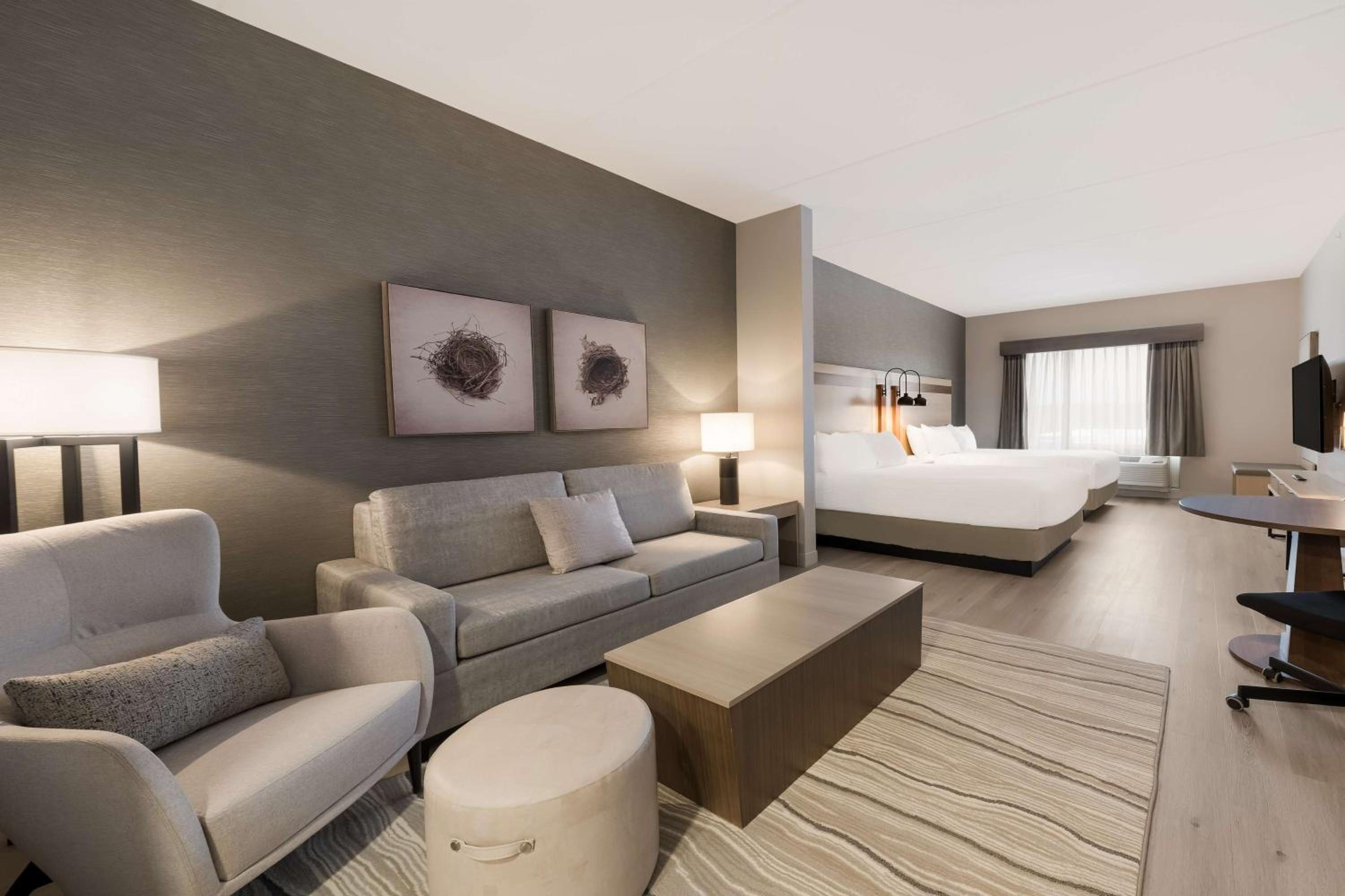 Queen Suite with Two Queen Beds - Photo 1