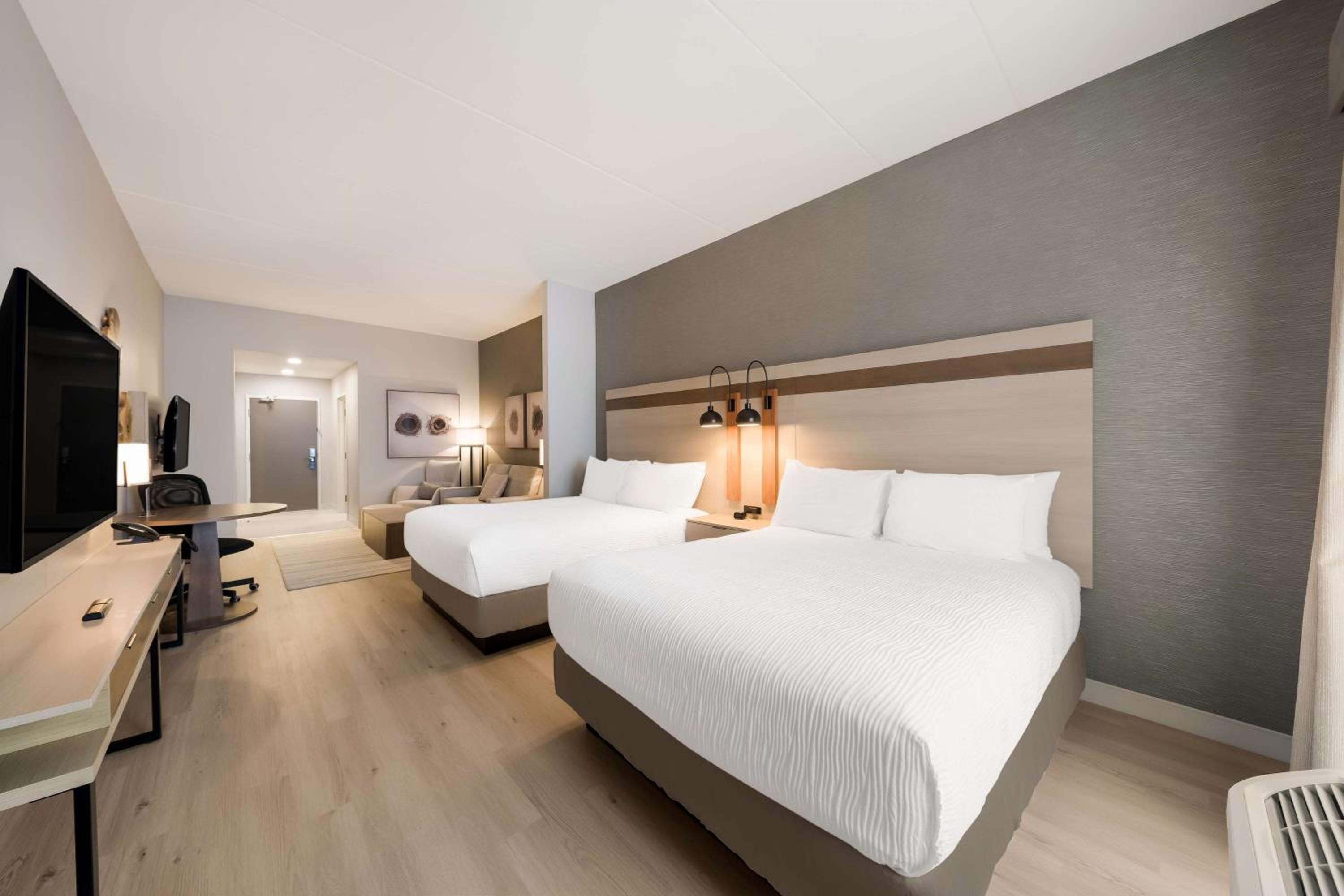 Queen Suite with Two Queen Beds - Photo 4