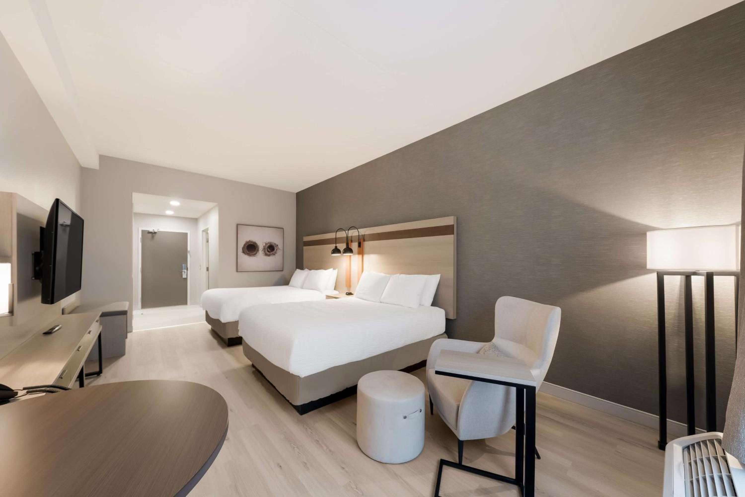 Queen Room with Two Queen Beds - Photo 2