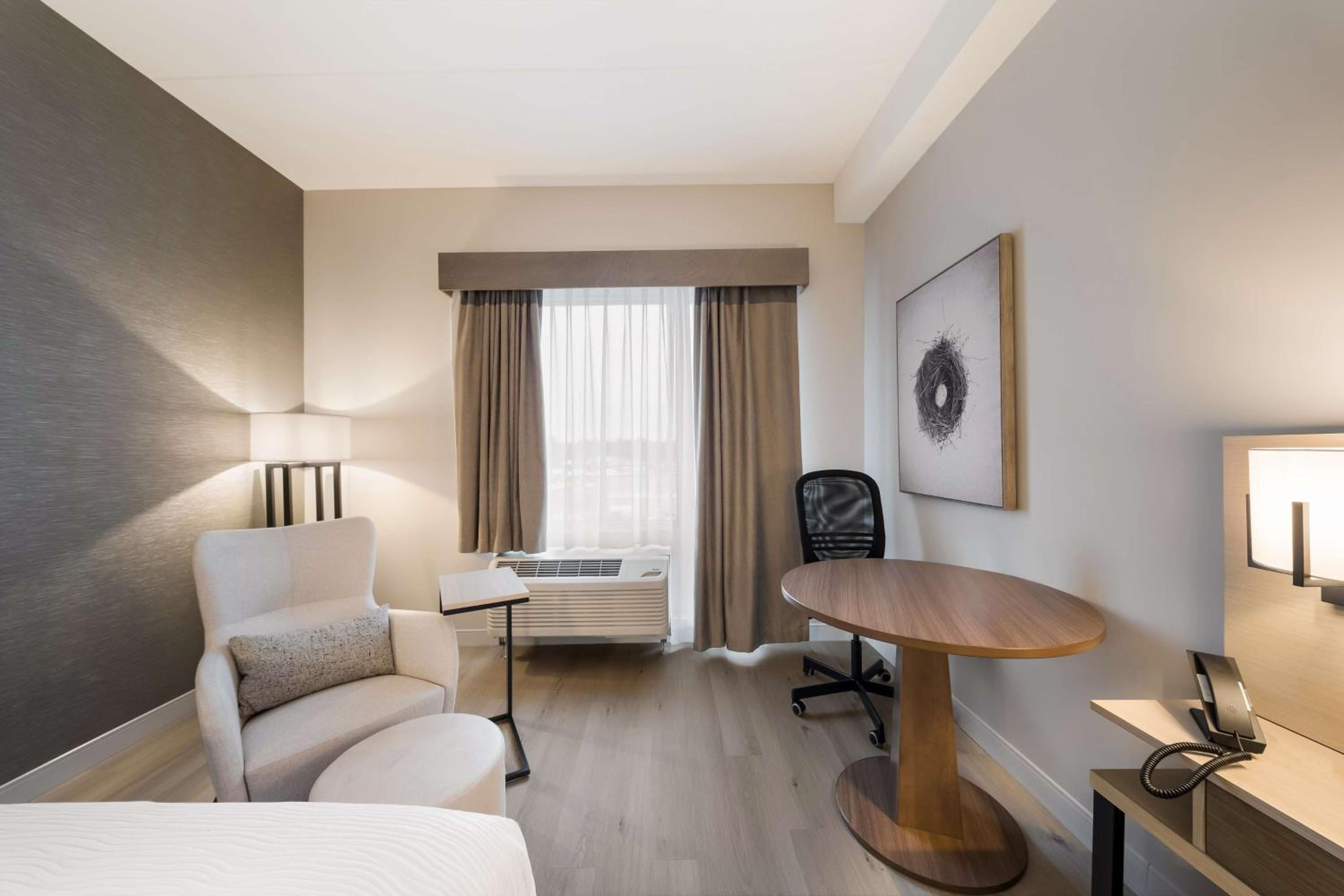 Queen Room with Two Queen Beds - Photo 4