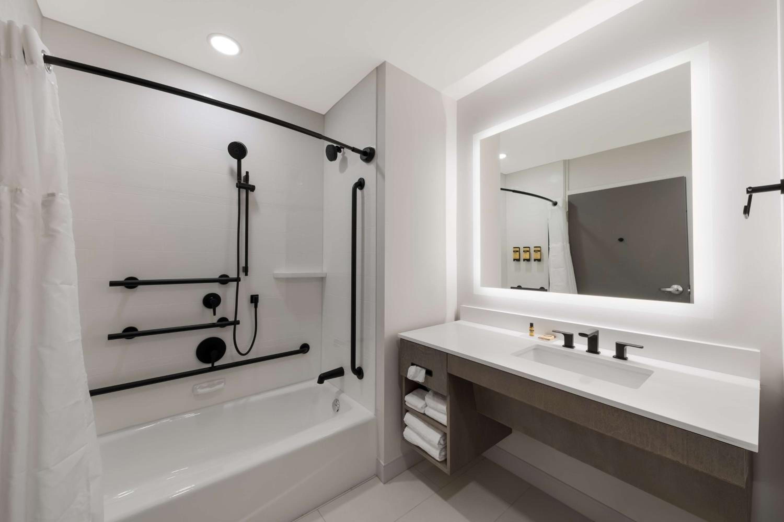 King Suite with Bath Tub and Sofa Bed - Disability Access/Non-Smoking - Photo 4