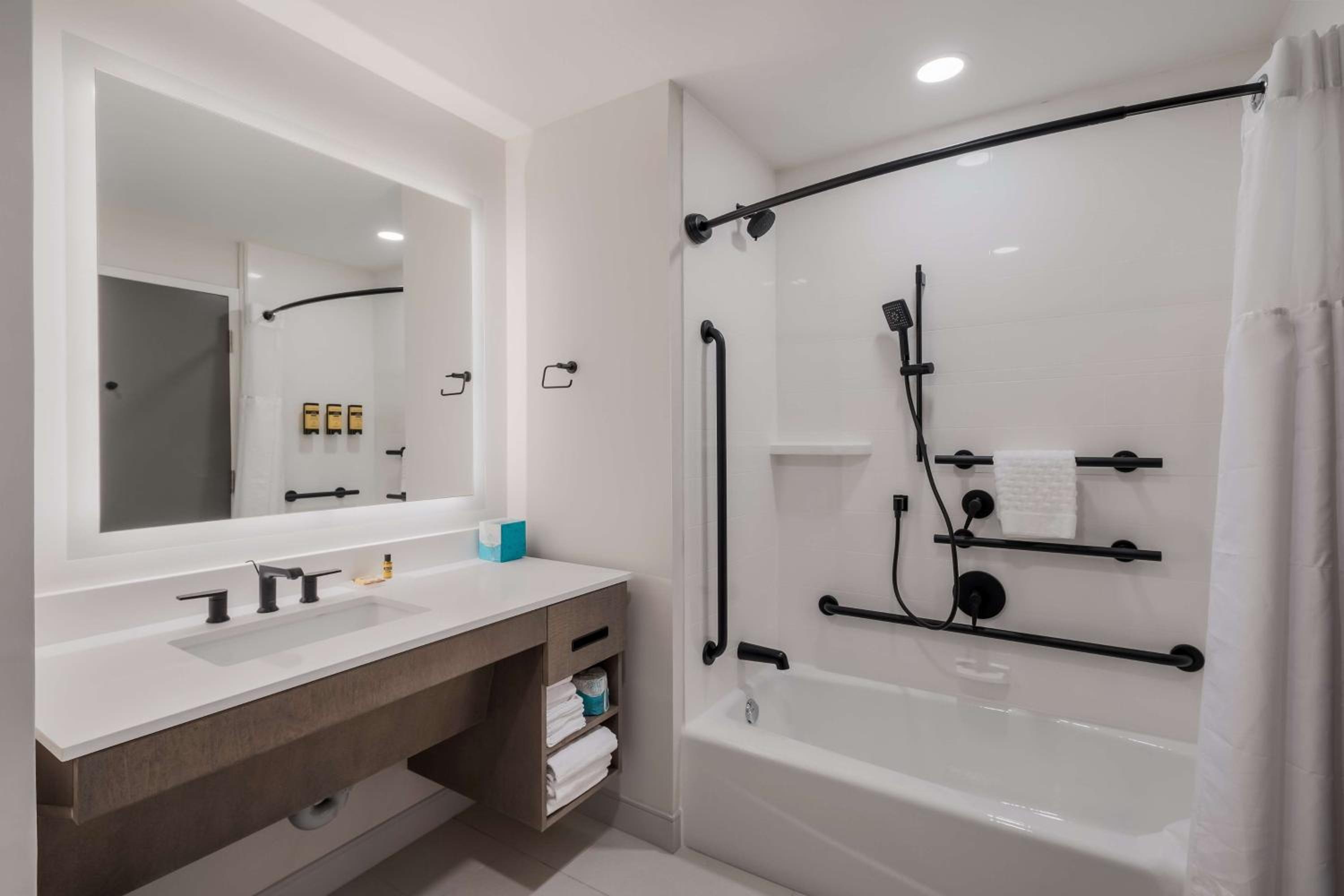 King Room with Mobility Accessible Tub - Photo 4