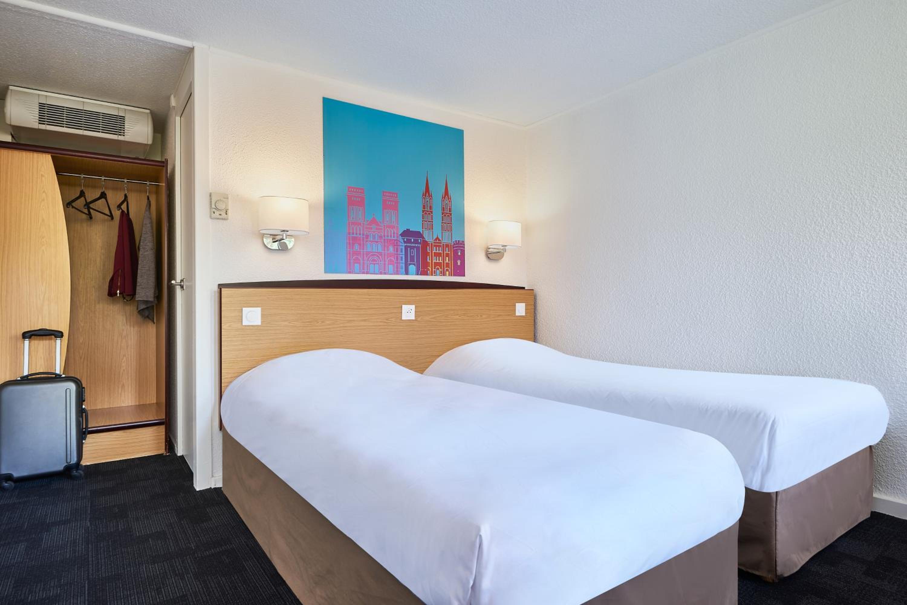 Triple Room with 2 Single Beds and 1 Junior Bed photo 1