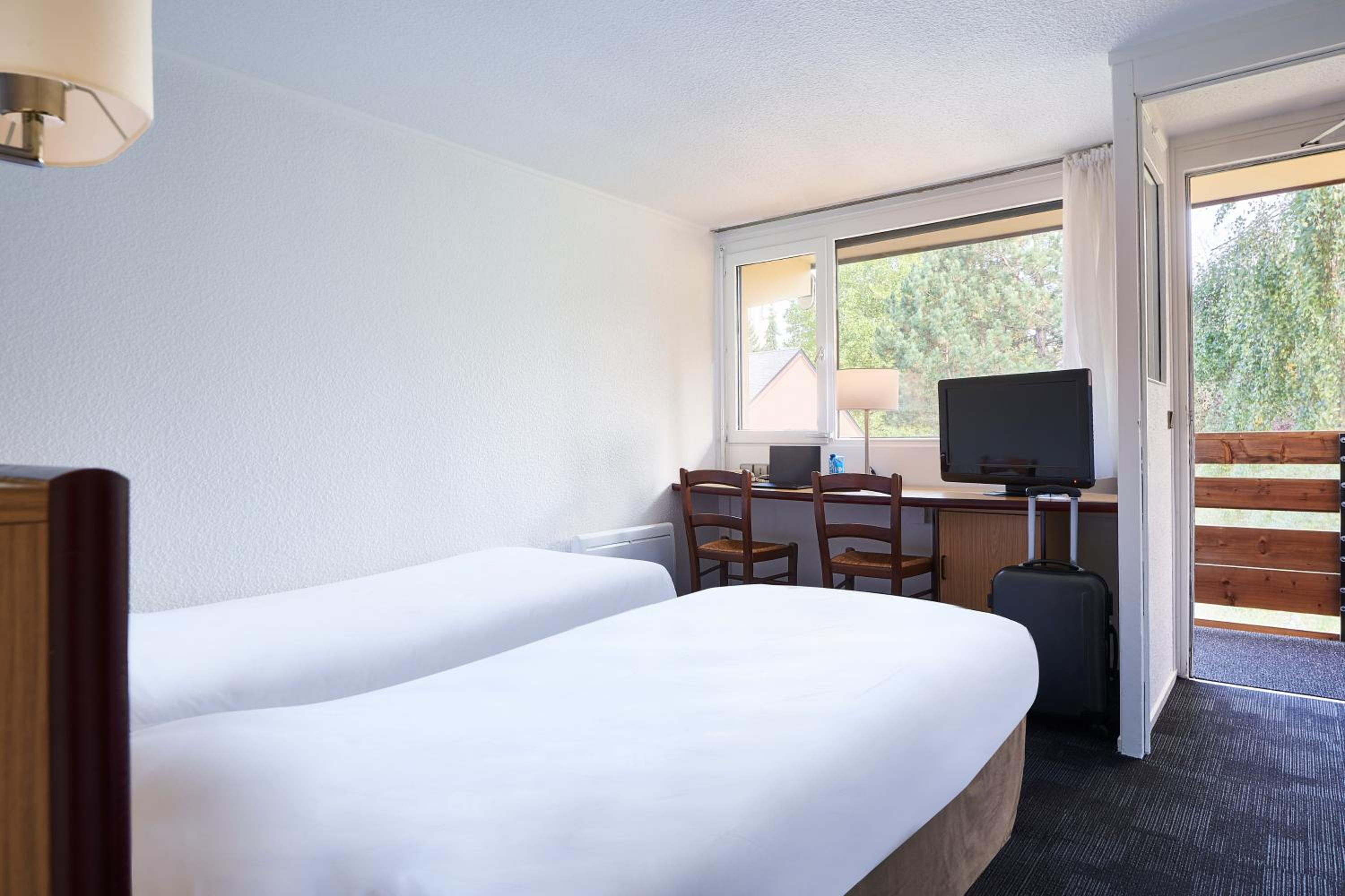 Triple Room with 2 Single Beds and 1 Junior Bed photo 3