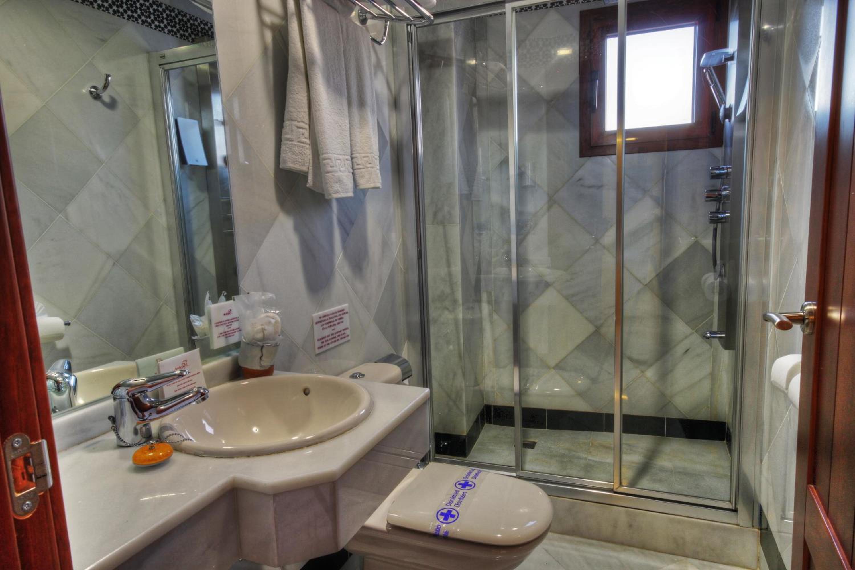 Superior Double or Twin Room with Terrace - Photo 10