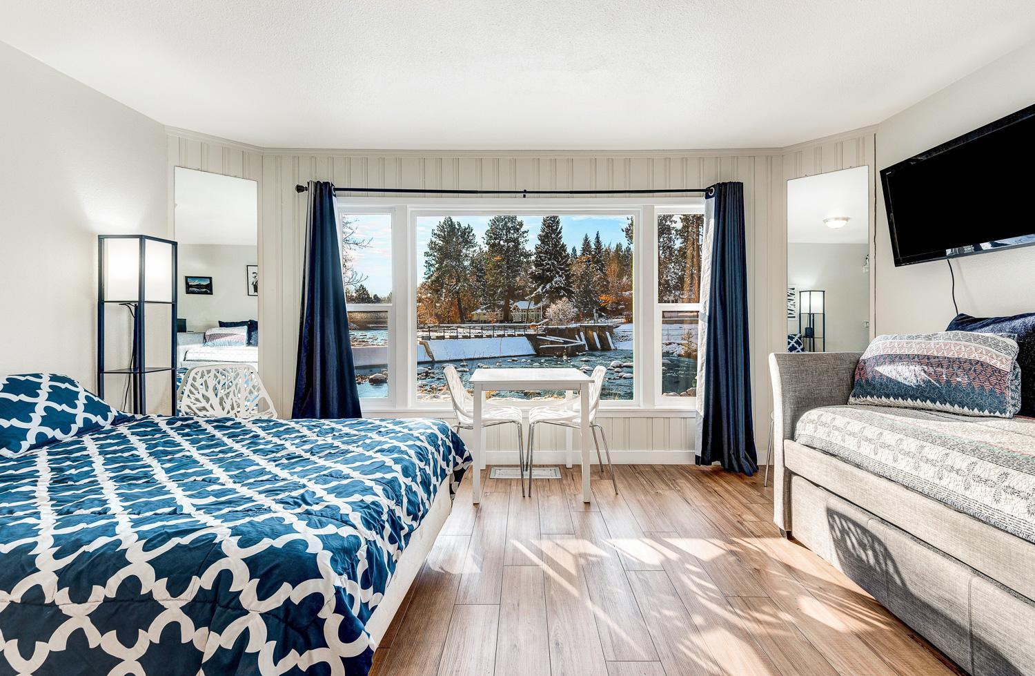 Riverfront Cottage - Pet Friendly