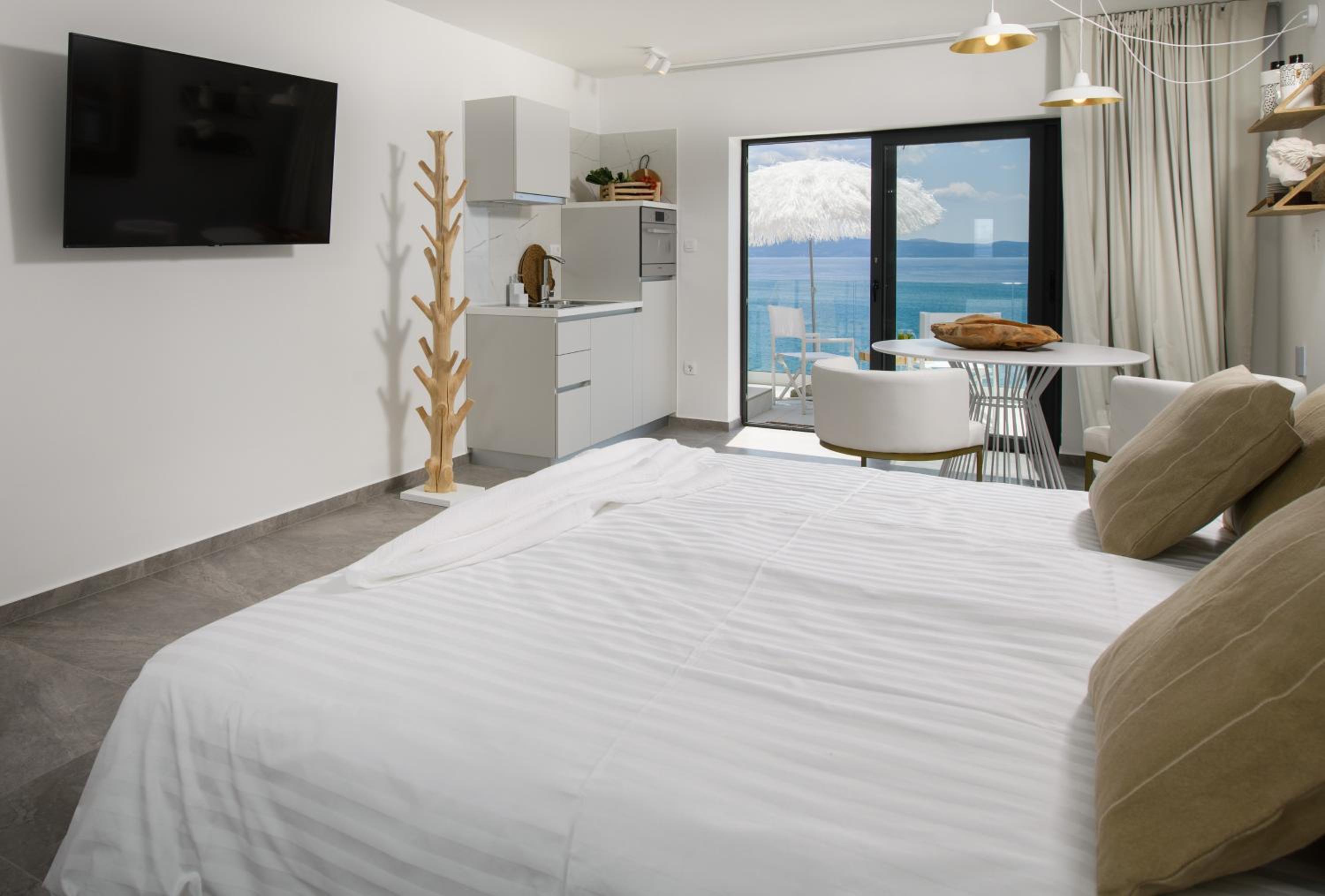 Deluxe Double Room with Balcony and Sea View photo 2