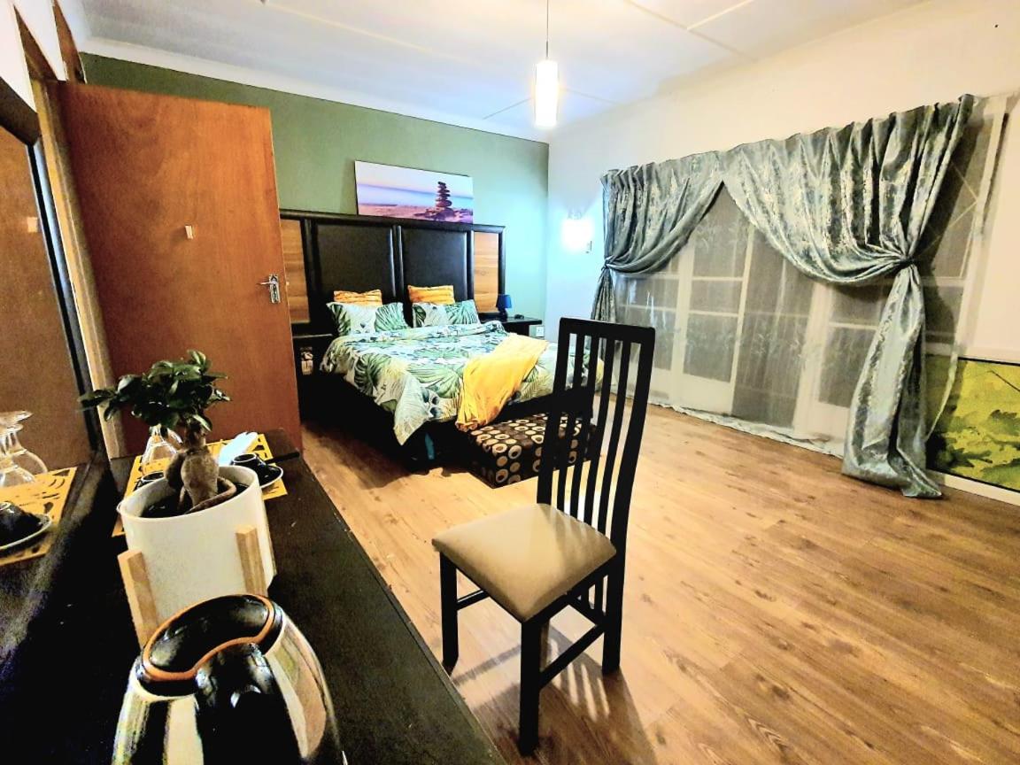 Queen Room with Balcony photo 3