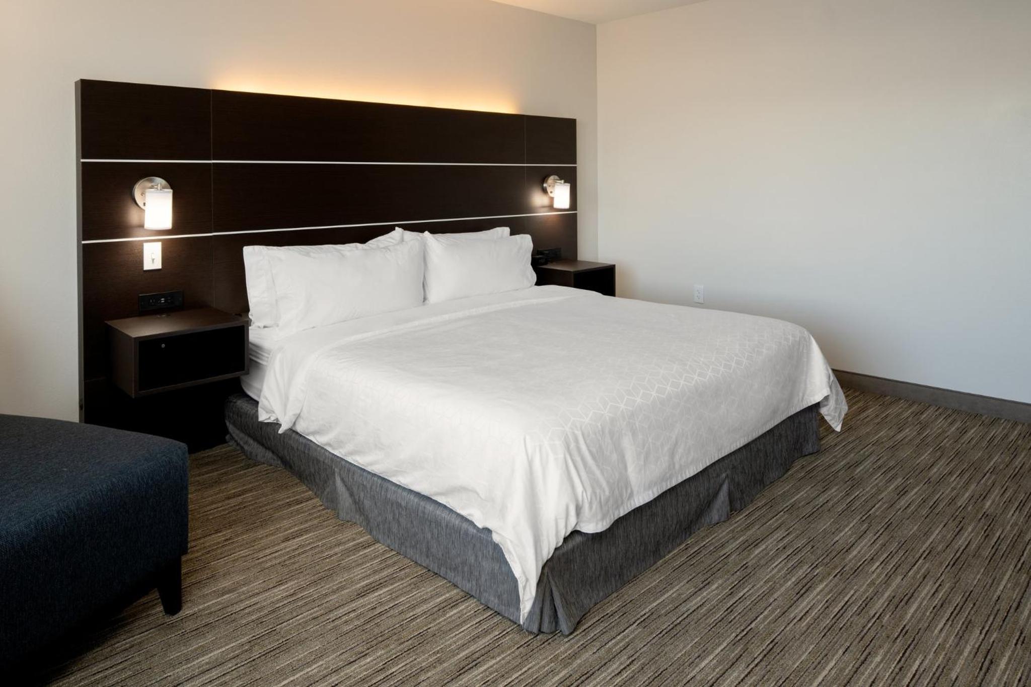 Standard King Room - Photo 12