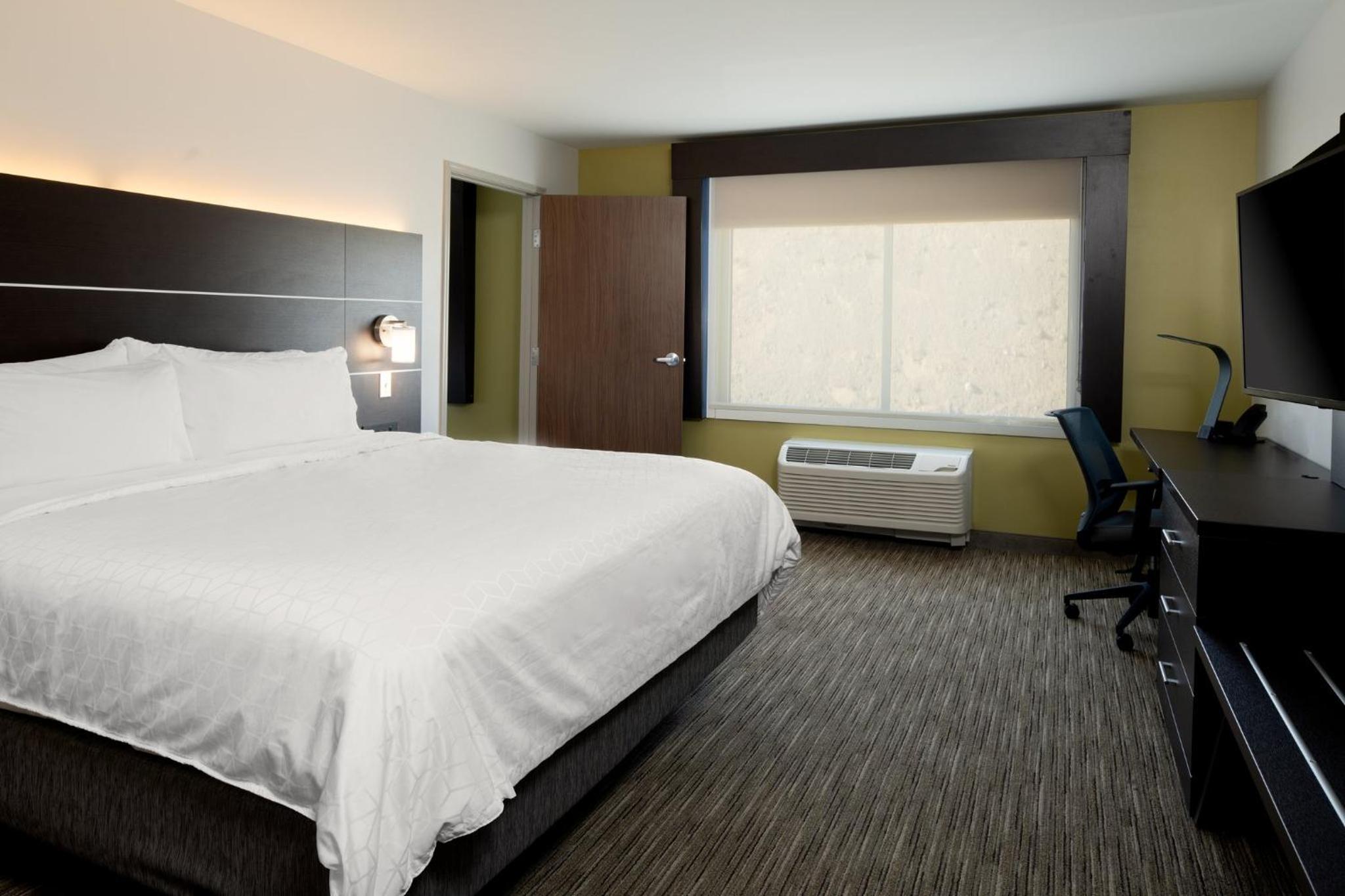 Queen Suite with Two Queen Beds and Mobility Accessible Bathtub - Non-Smoking - Photo 2