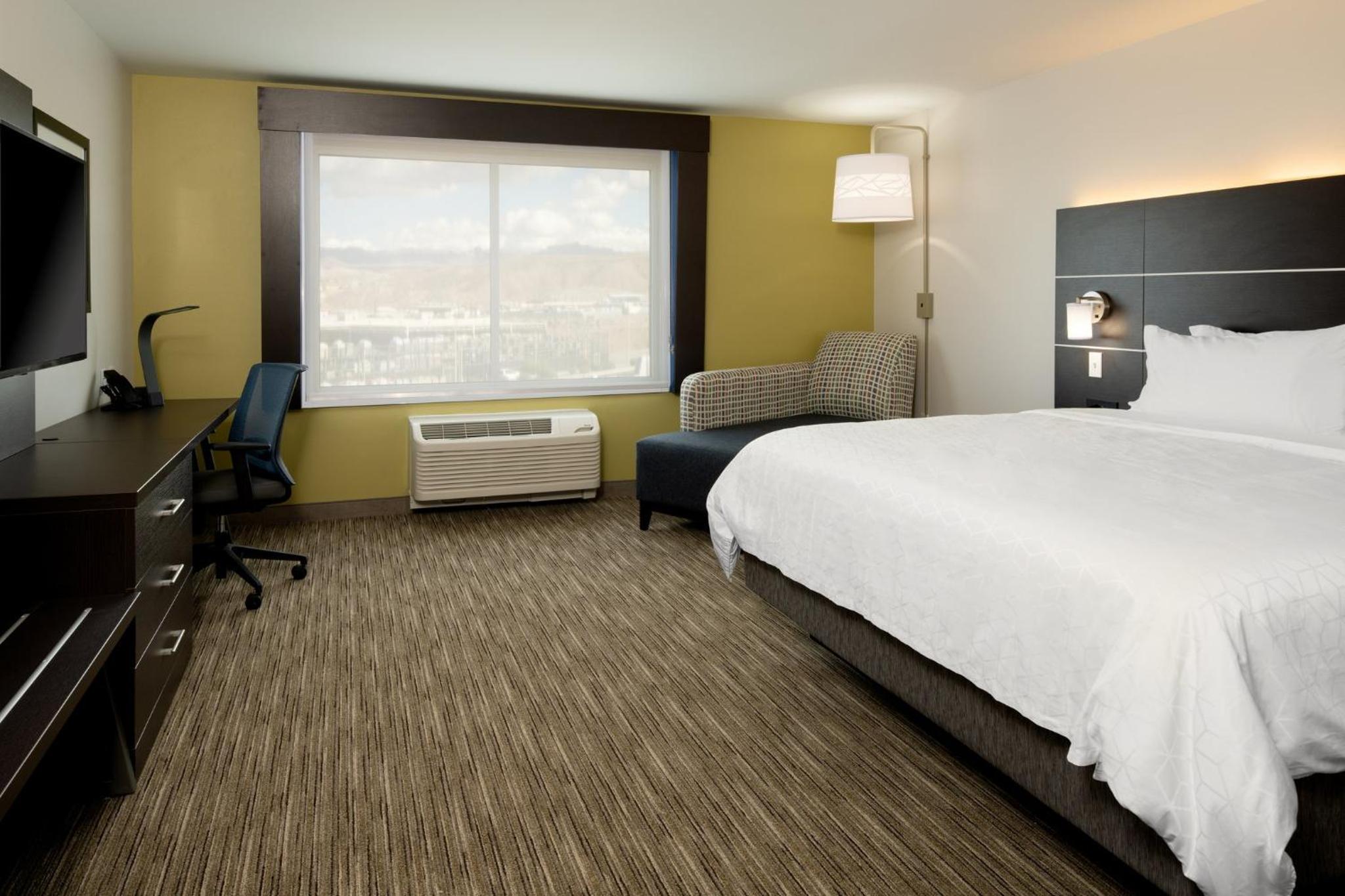 Standard King Room - Photo 6