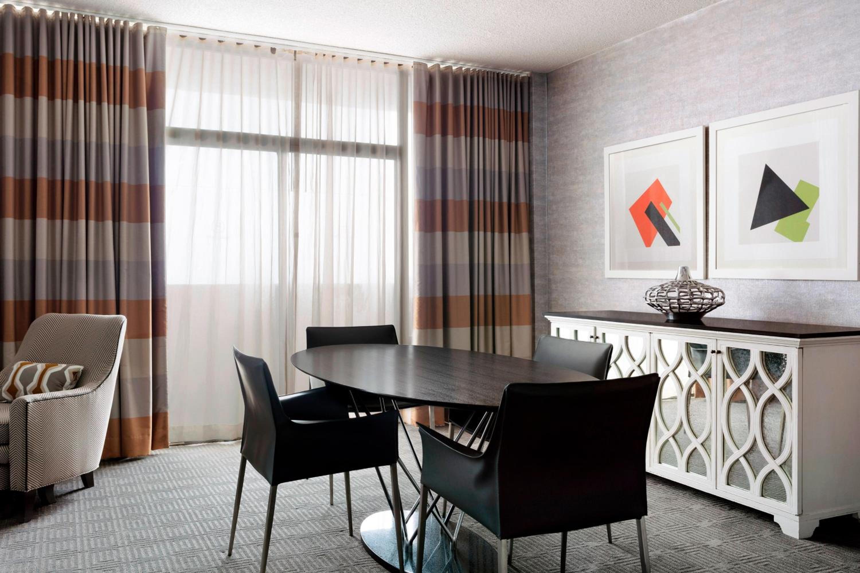 1 Bedroom Suite, 1 King, Top floor photo 3