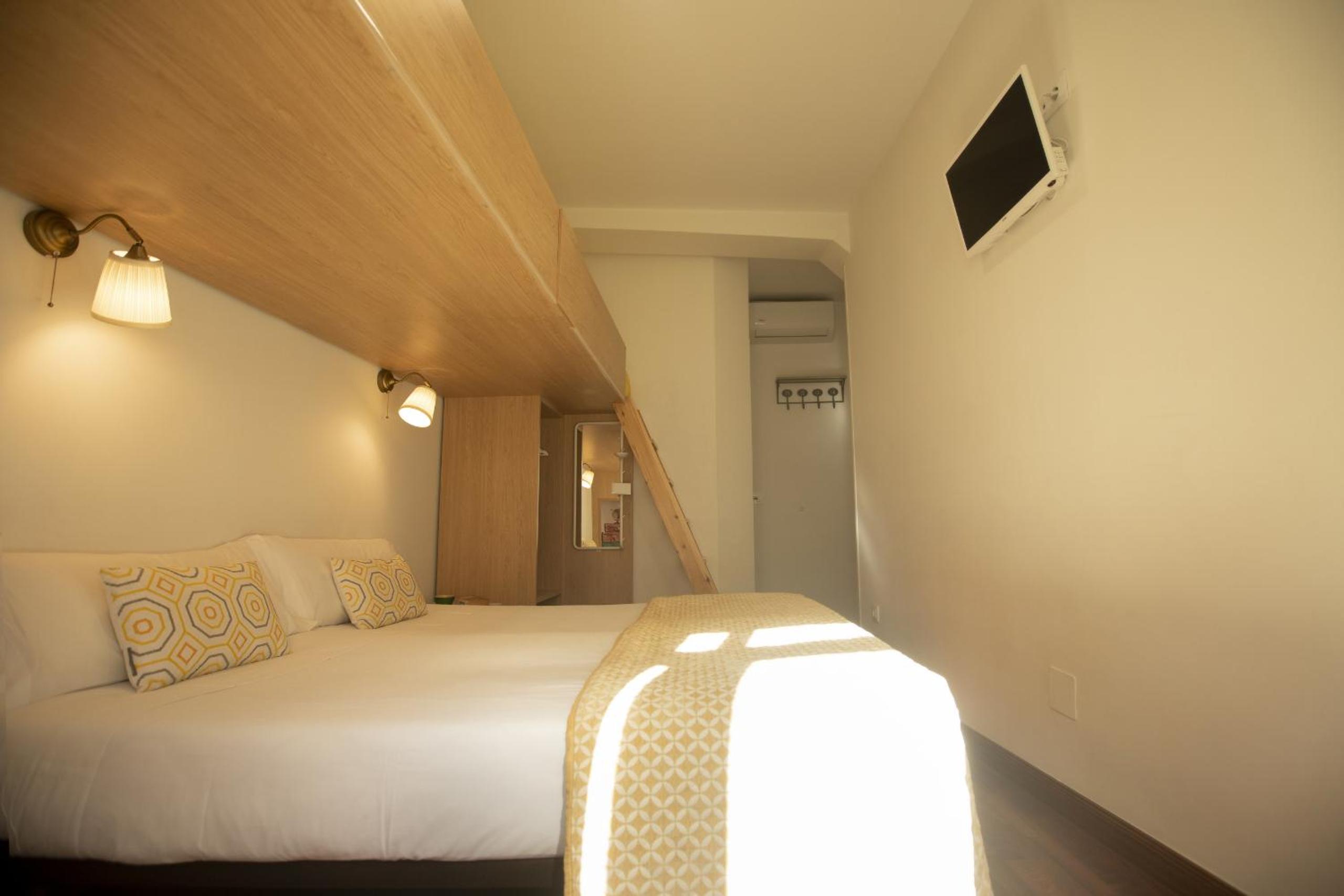 Family Room with Private Bathroom - Photo 3