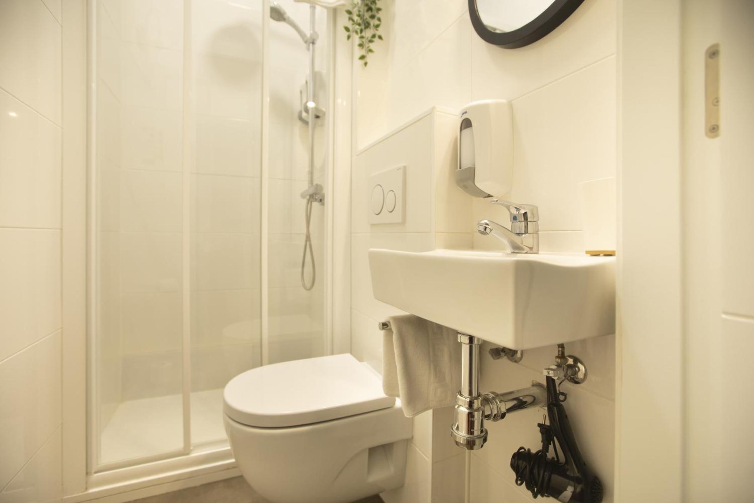 Family Room with Private Bathroom - Photo 7