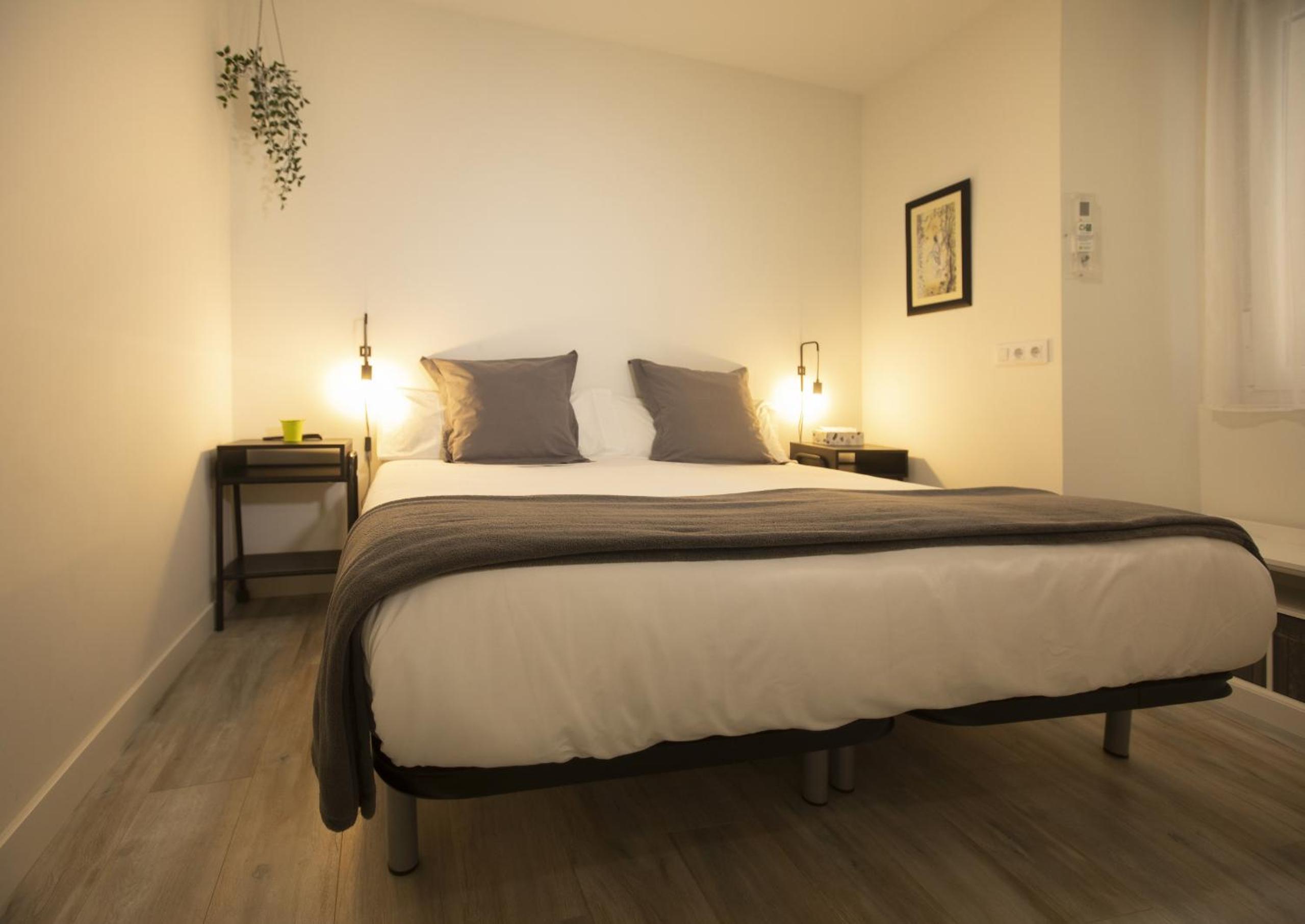 Double or Twin Room with Private Bathroom - Photo 5