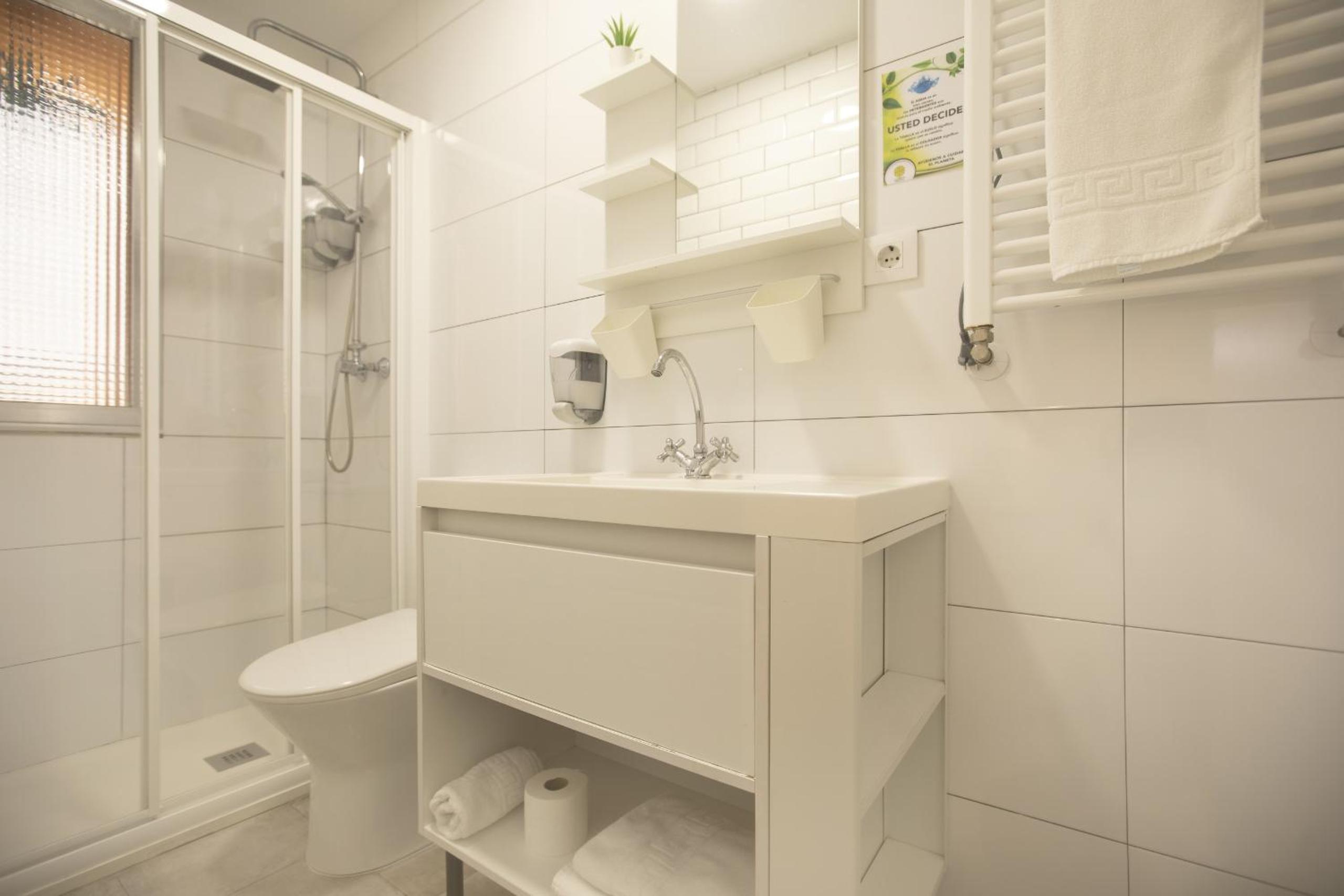 Double or Twin Room with Private Bathroom - Photo 12