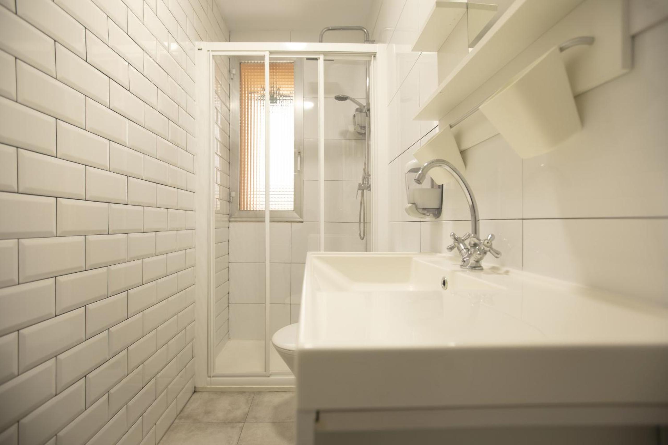 Double or Twin Room with Private Bathroom - Photo 4