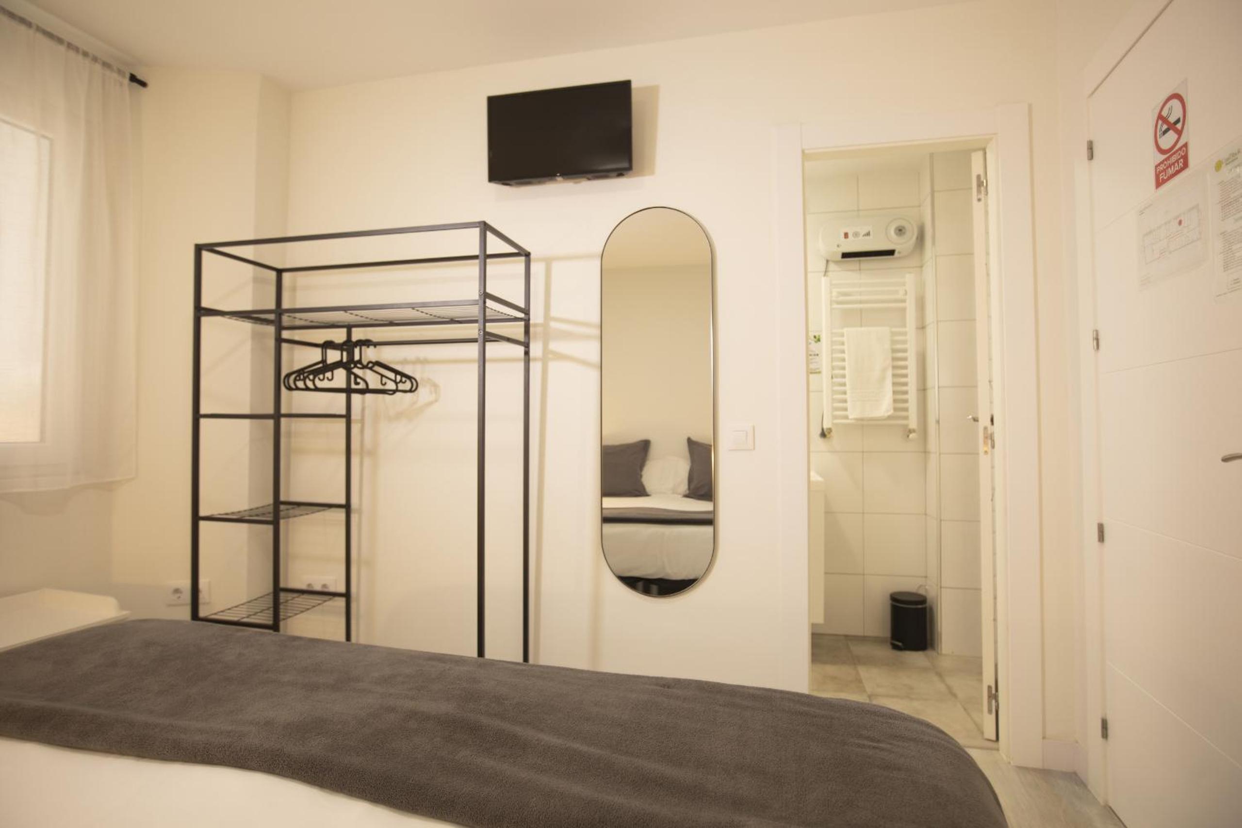 Double or Twin Room with Private Bathroom - Photo 9