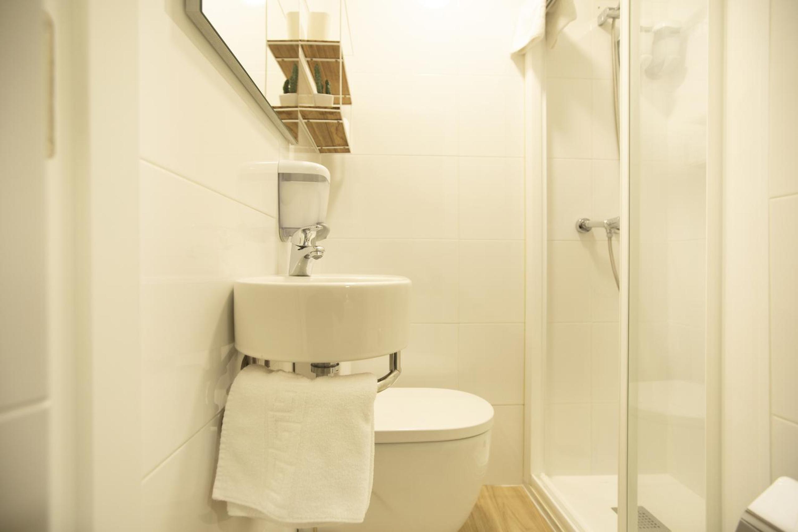 Double or Twin Room with Private Bathroom - Photo 6