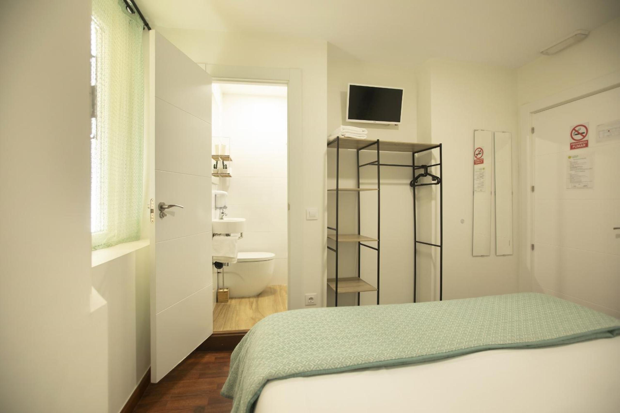 Double or Twin Room with Private Bathroom - Photo 2