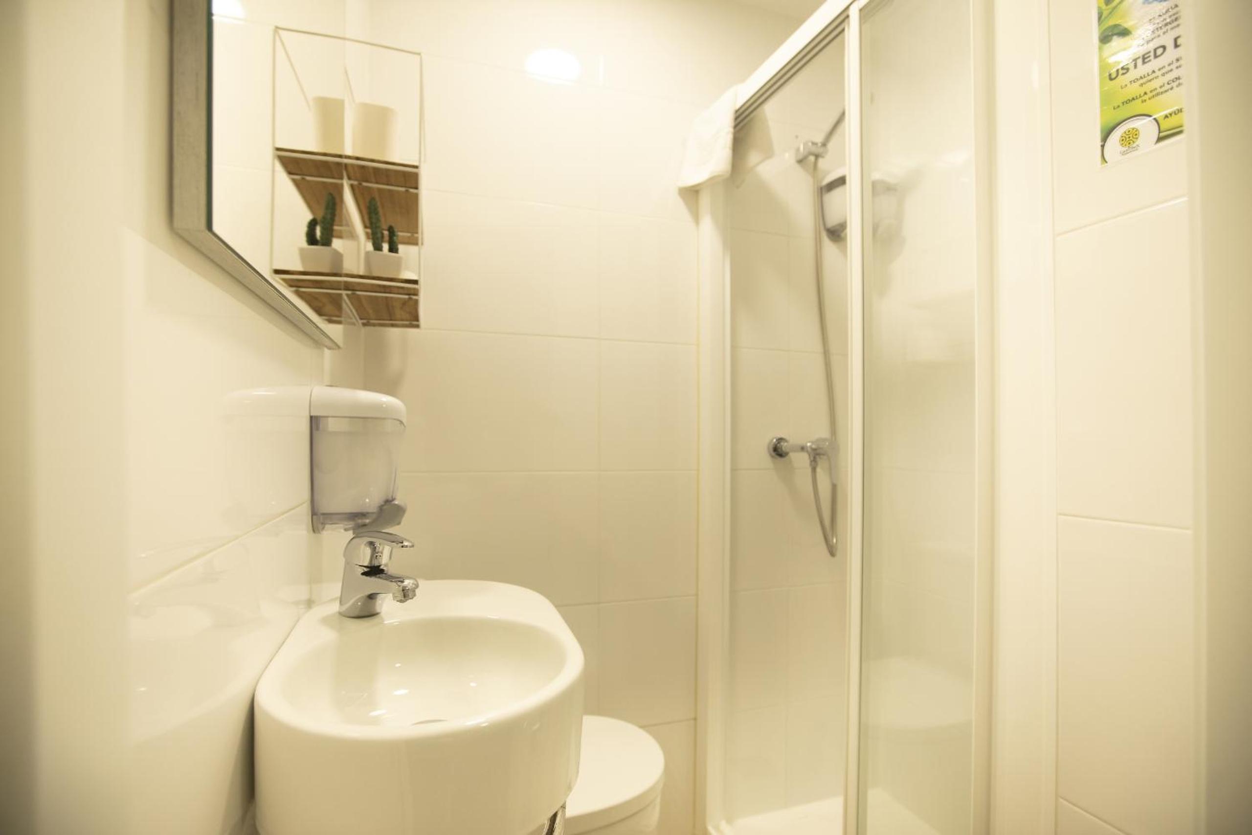 Double or Twin Room with Private Bathroom - Photo 11