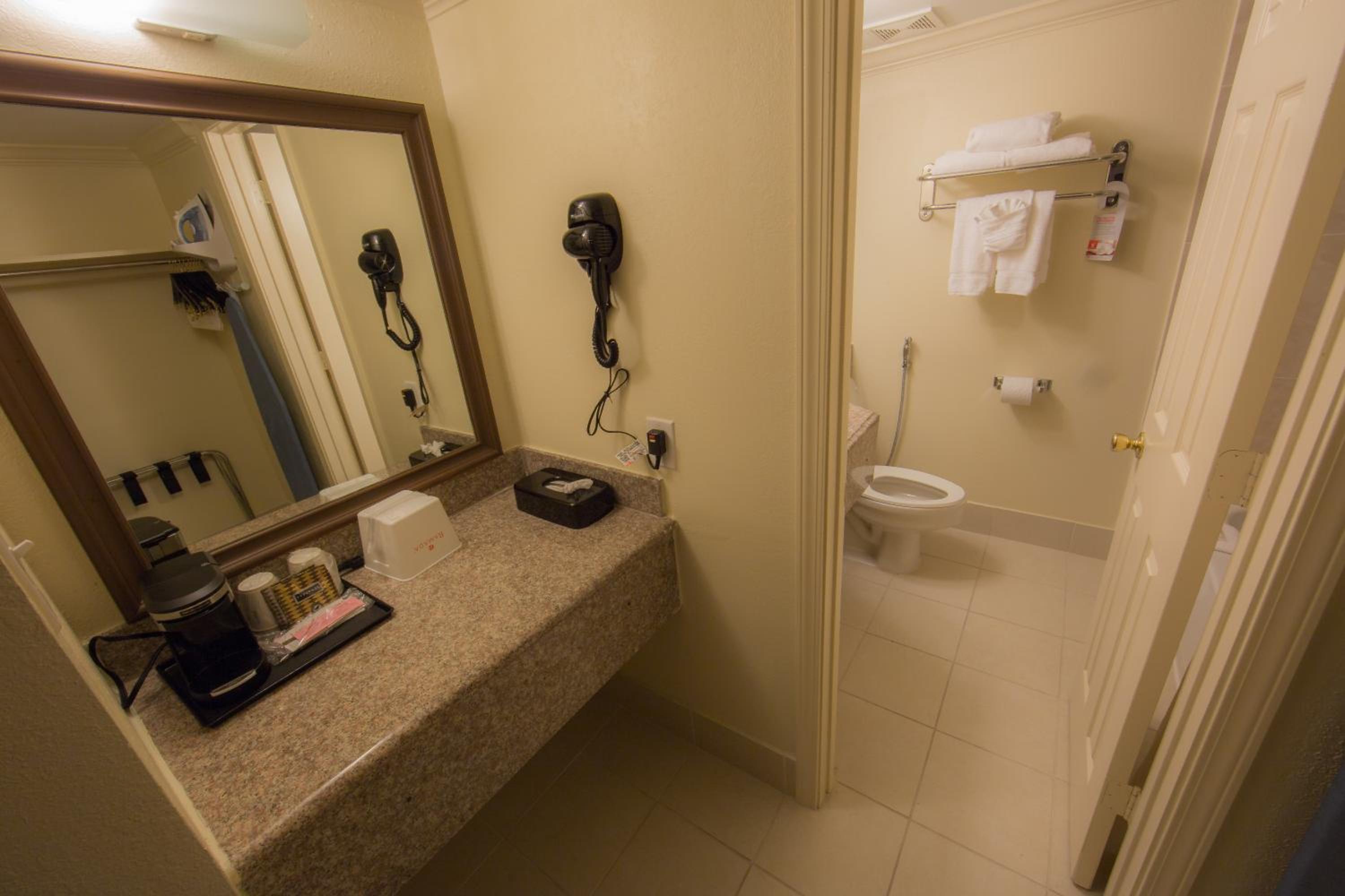 Deluxe King Room - Non-Smoking - Photo 5